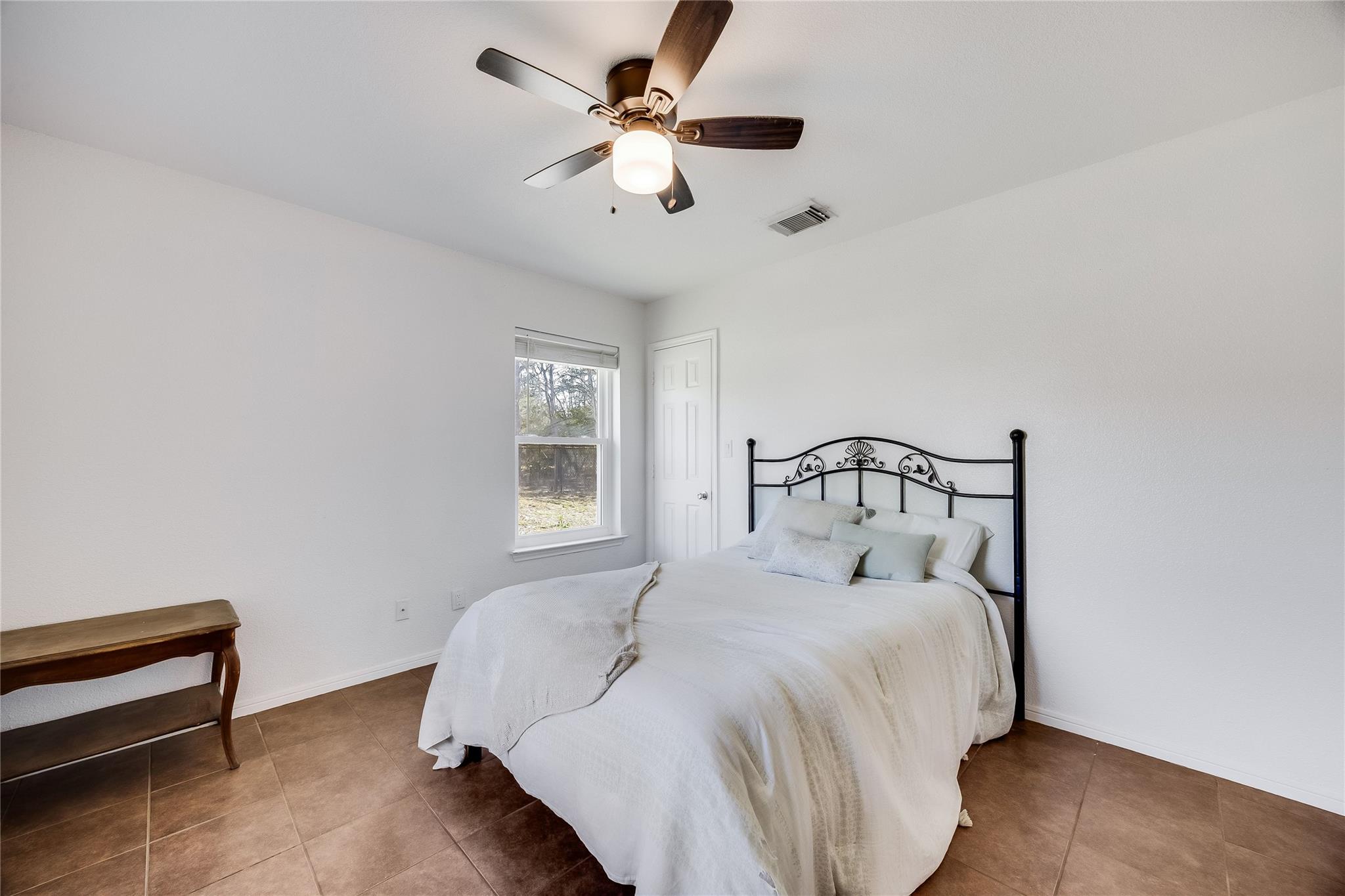 137 W Oak Dr, Cedar Creek, TX 78612