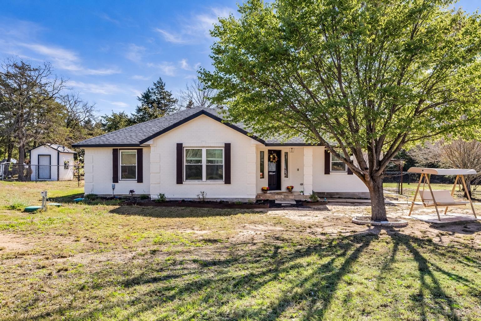 137 W Oak Dr, Cedar Creek, TX 78612