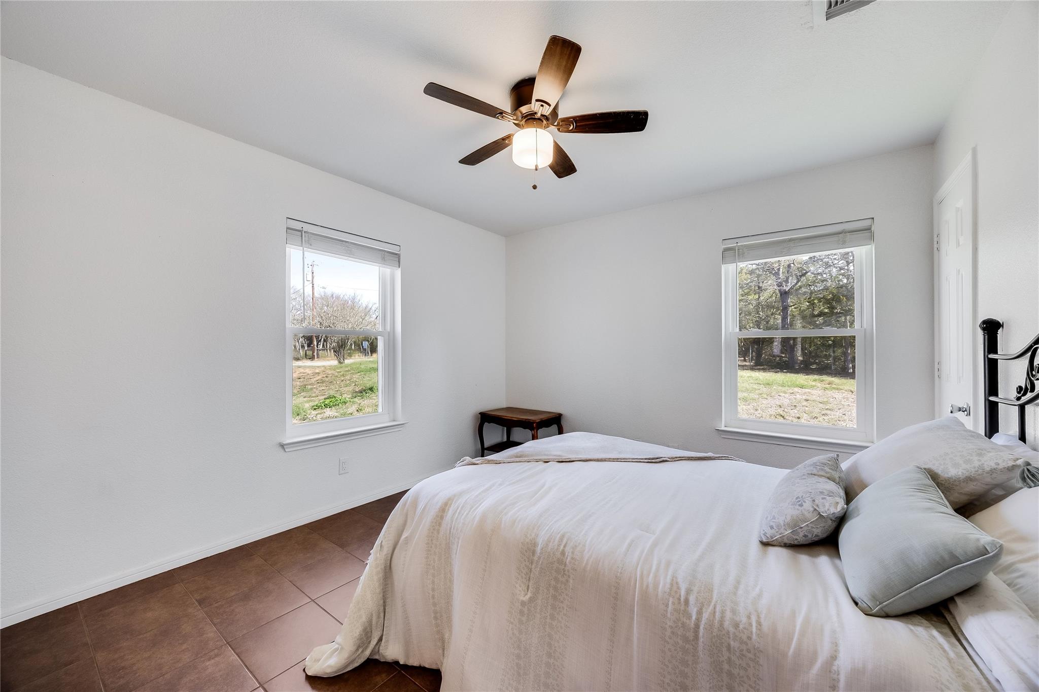 137 W Oak Dr, Cedar Creek, TX 78612