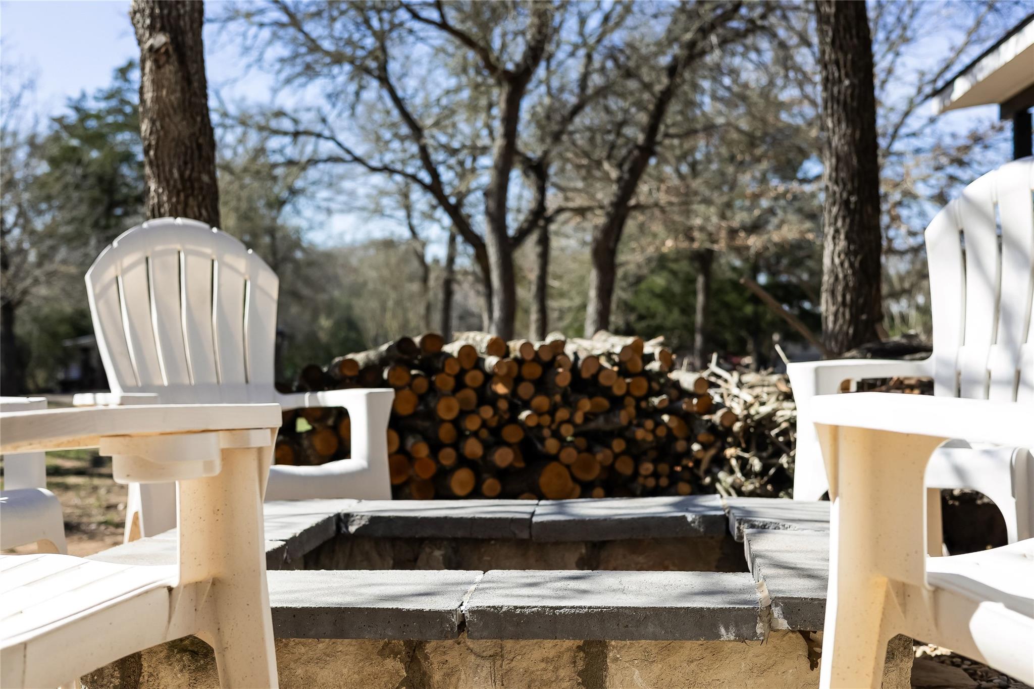 137 W Oak Dr, Cedar Creek, TX 78612