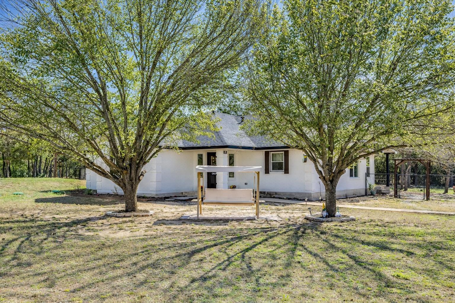 137 W Oak Dr, Cedar Creek, TX 78612