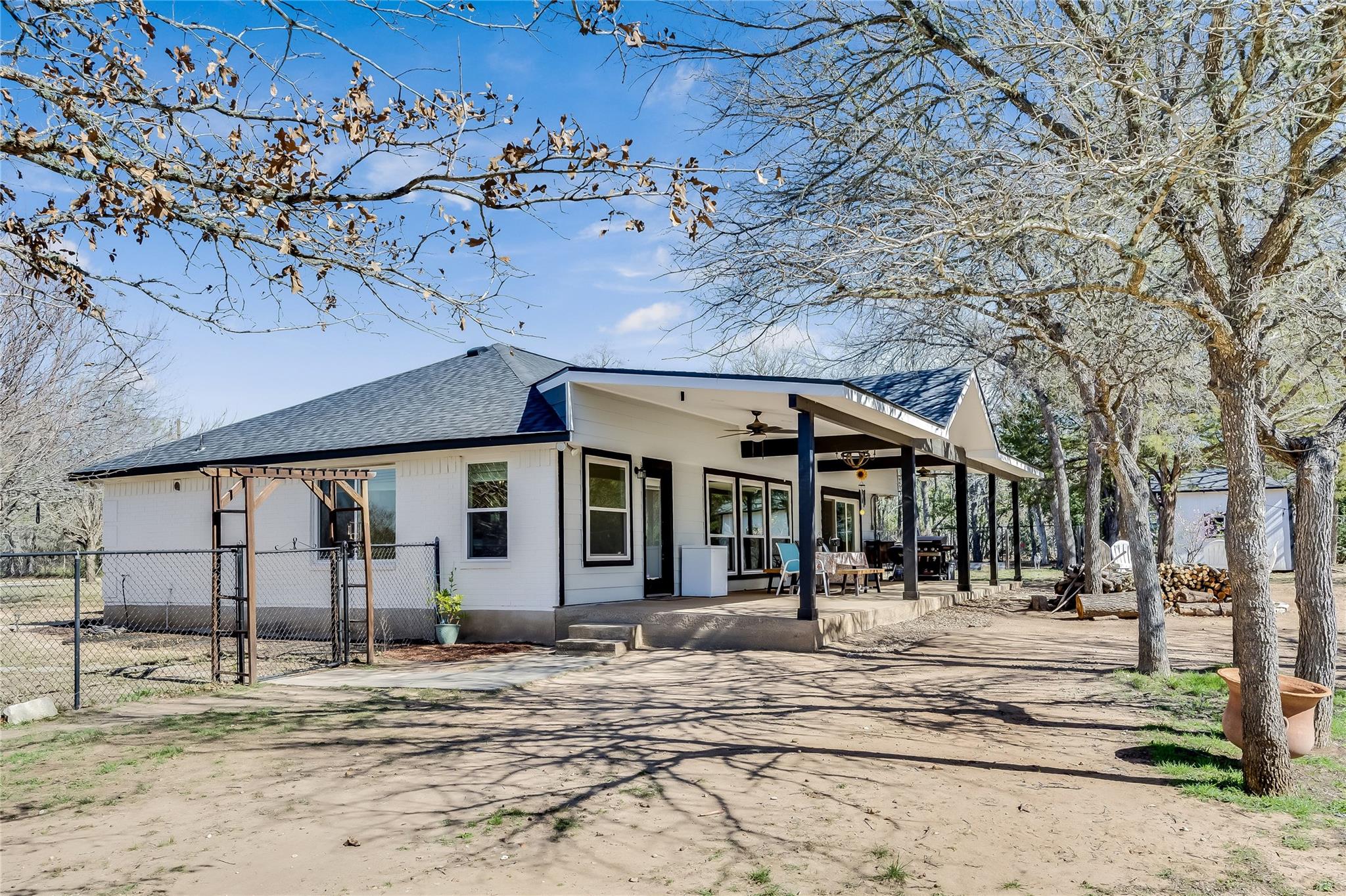 137 W Oak Dr, Cedar Creek, TX 78612