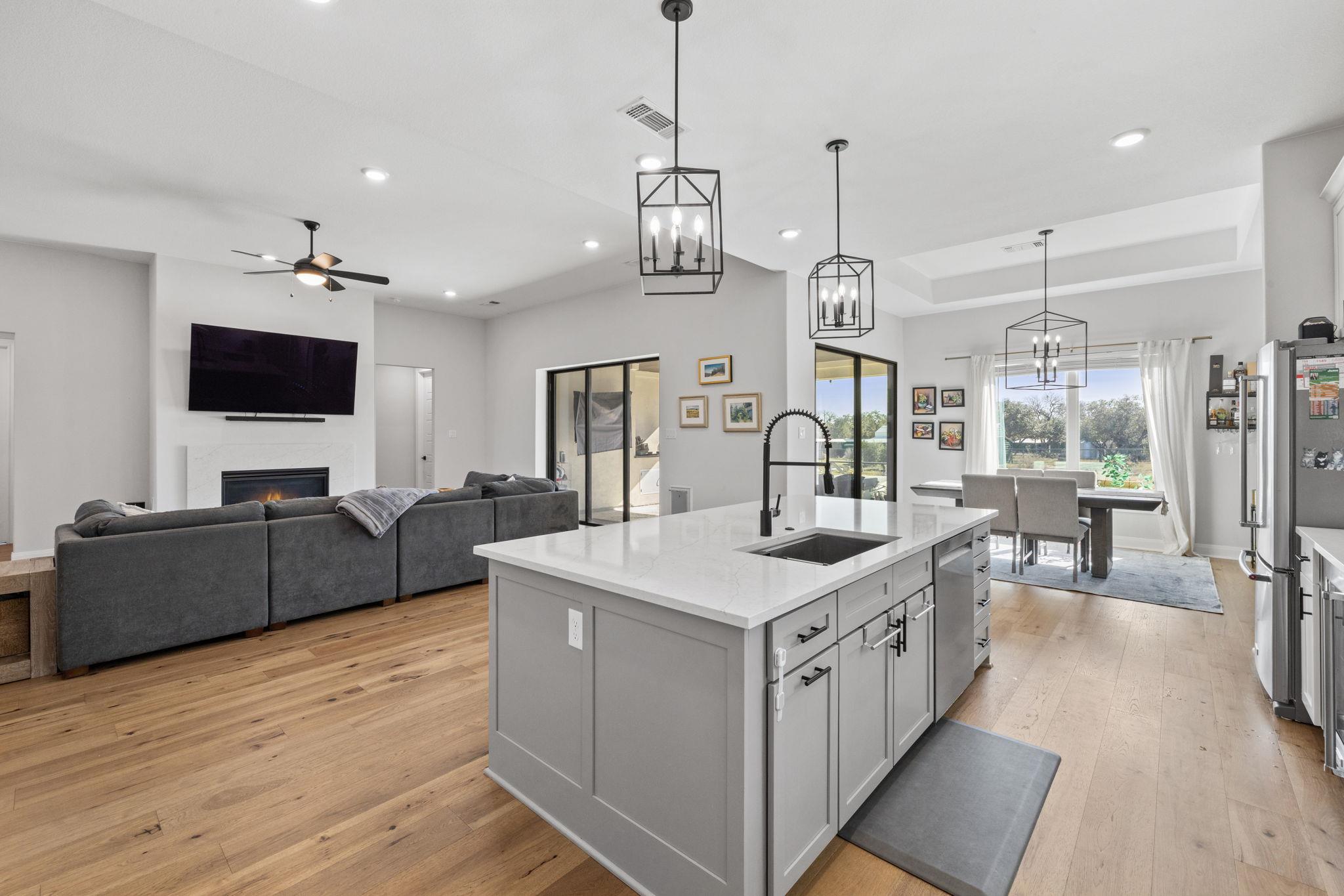 225 Spicewood Trails Dr, Spicewood, TX 78669