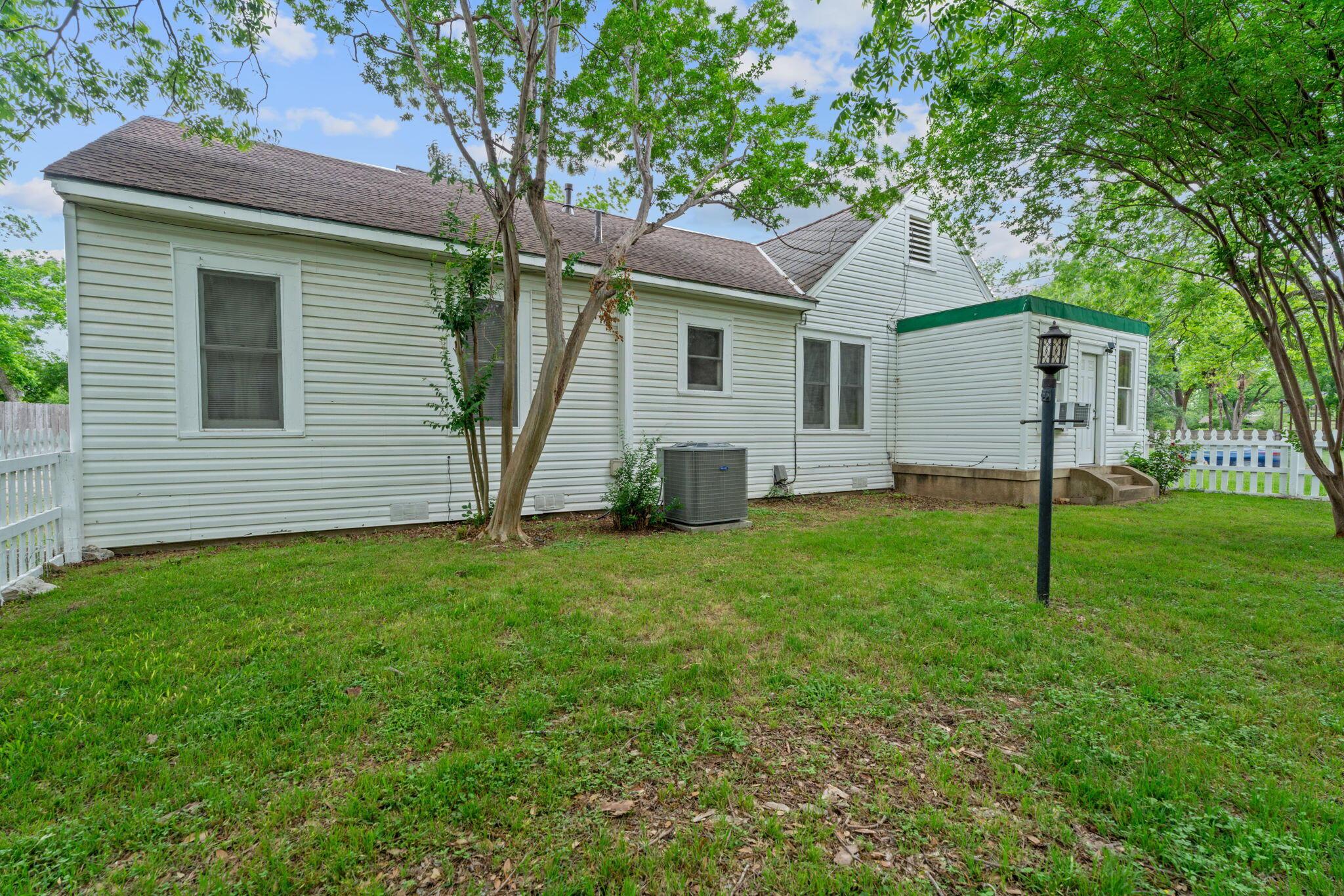 1709 W Lake Dr, Taylor, TX 76574