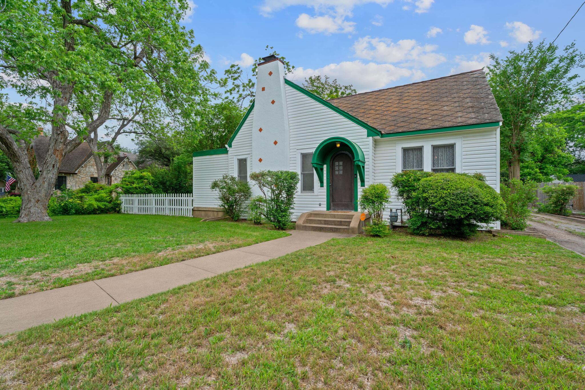 1709 W Lake Dr, Taylor, TX 76574