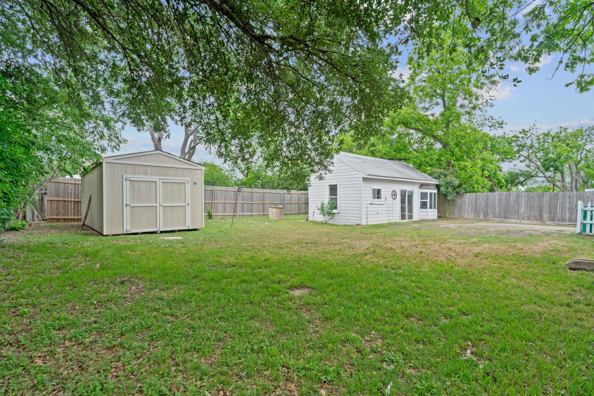 1709 W Lake Dr, Taylor, TX 76574