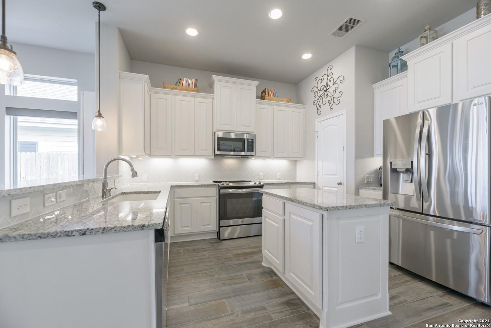 2032 Glen Hollow Holw, Seguin, TX 78155