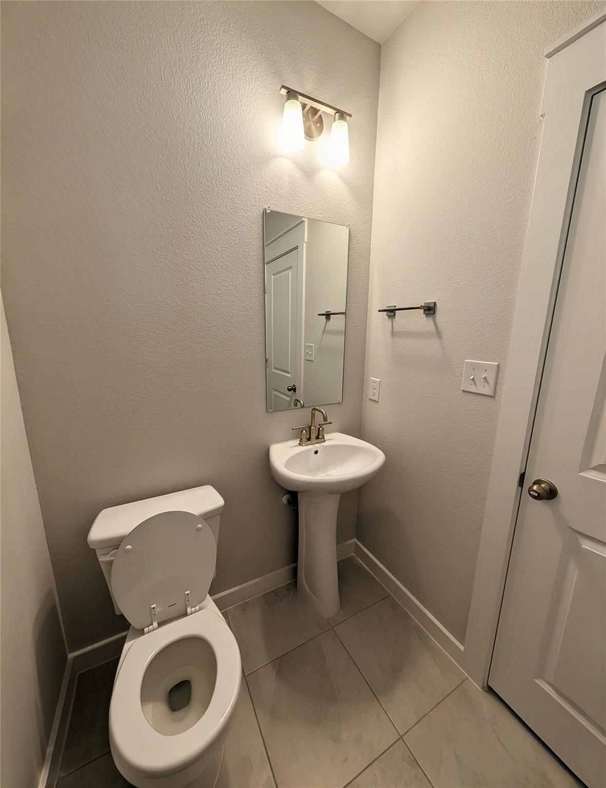 140 Hartson Dr W, Taylor, TX 76574