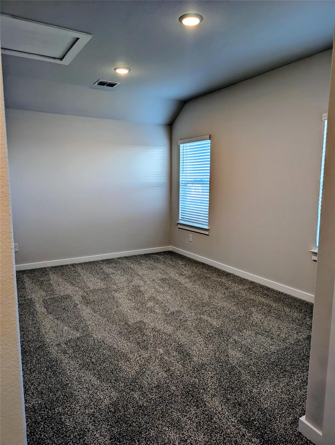 140 Hartson Dr W, Taylor, TX 76574