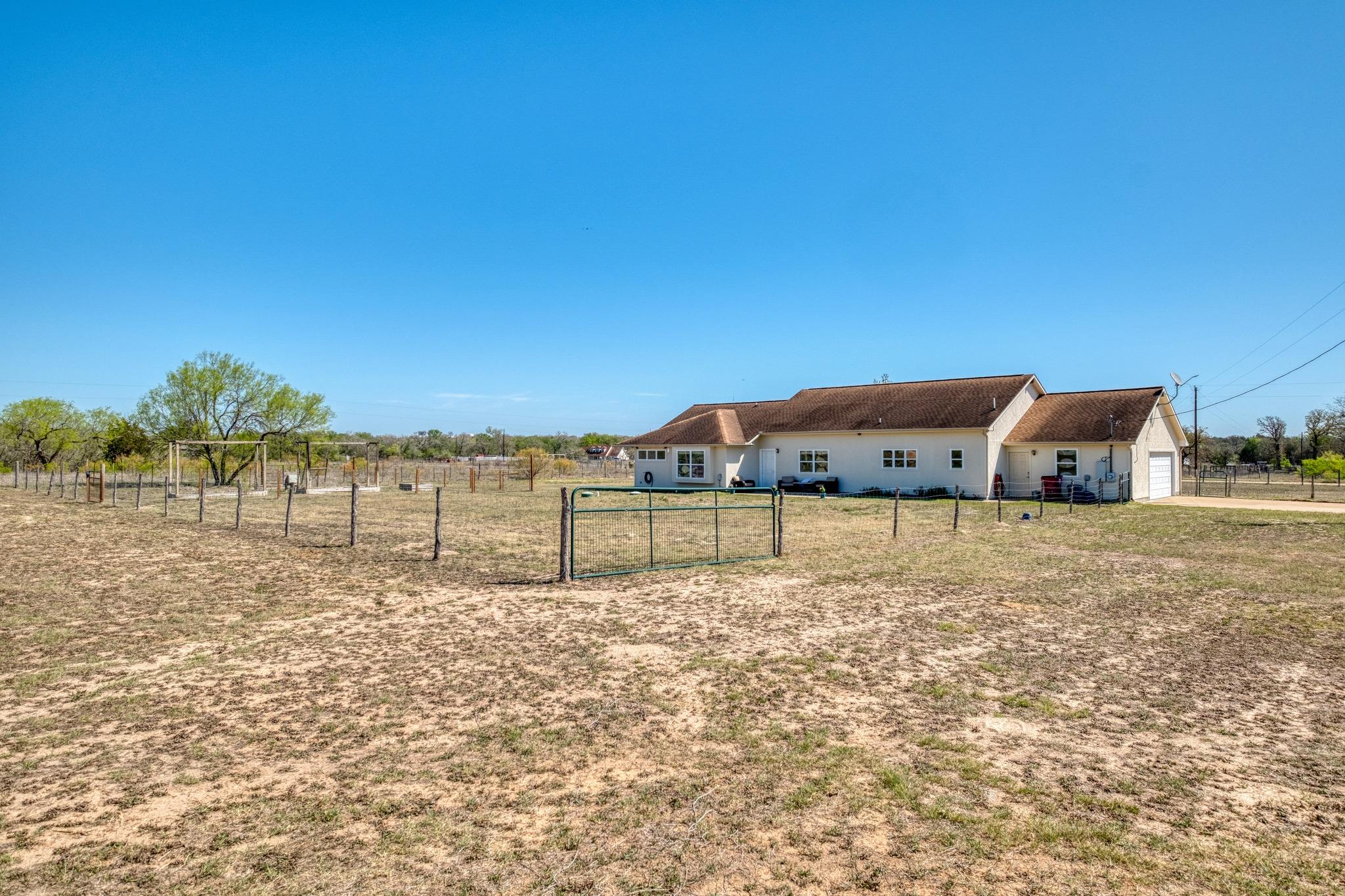 154 Three Oaks Ln, Bastrop, TX 78602