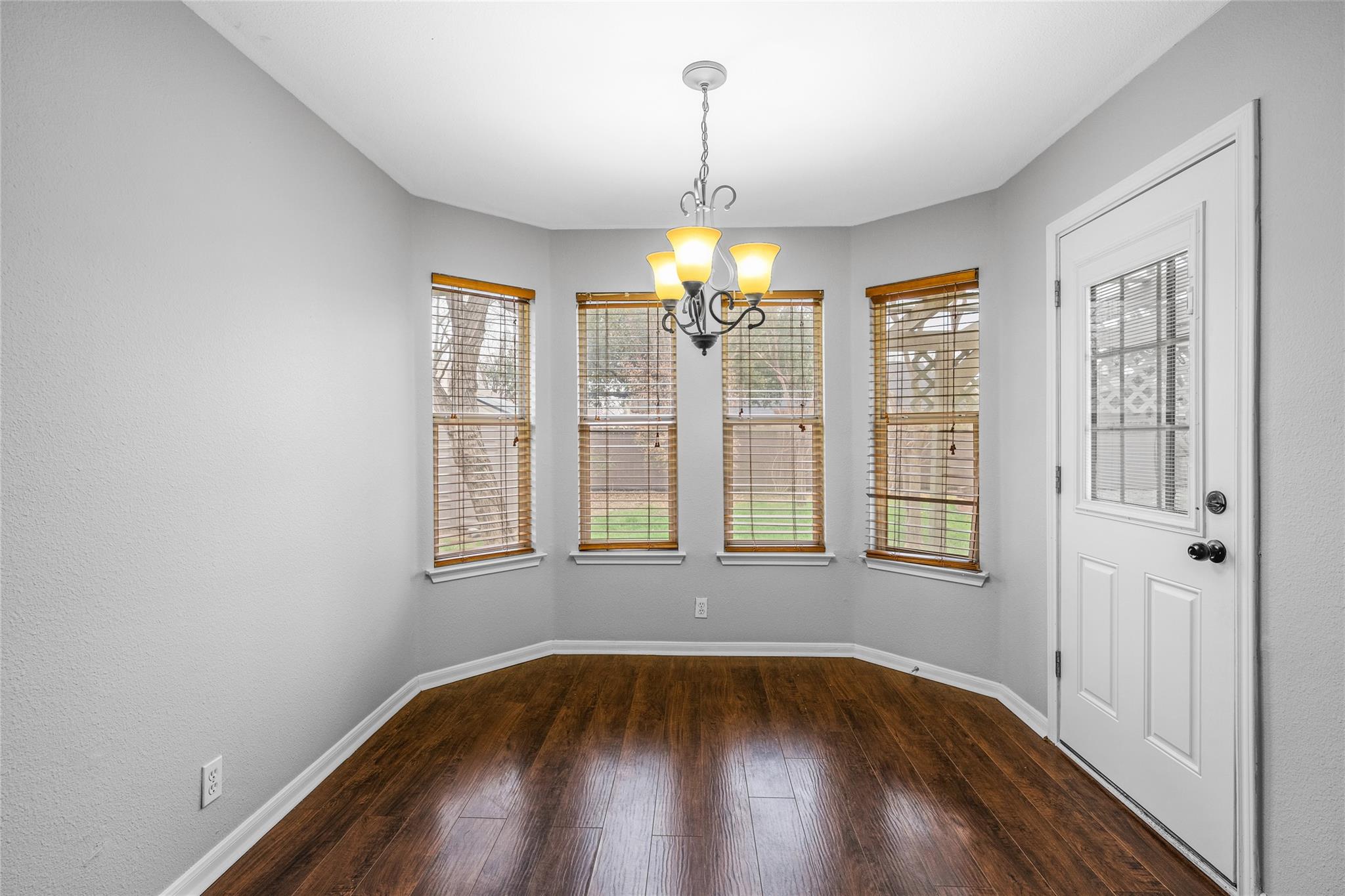 108 Tanglewood Ln, Hutto, TX 78634