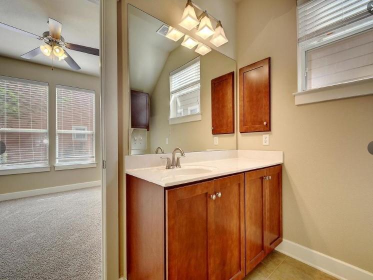 1601 Miriam Ave # 203, Austin, TX 78702