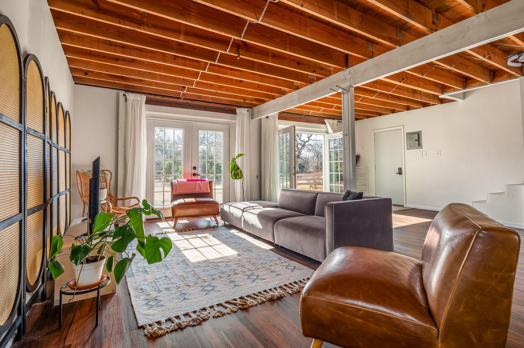 510 Thousand Oaks Dr, Cedar Creek, TX 78612