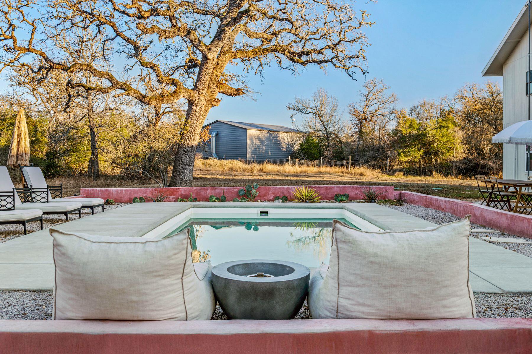 510 Thousand Oaks Dr, Cedar Creek, TX 78612