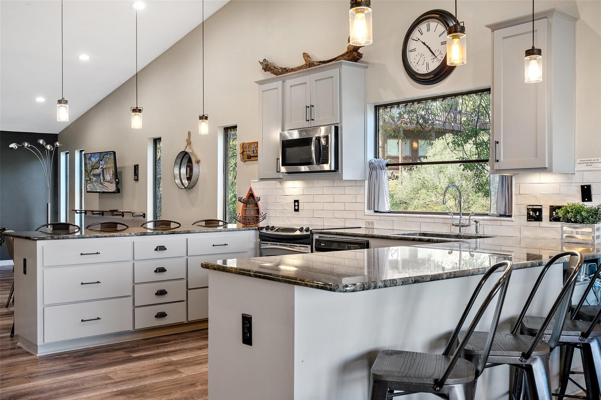 106 Center Cove II Loop, Spicewood, TX 78669