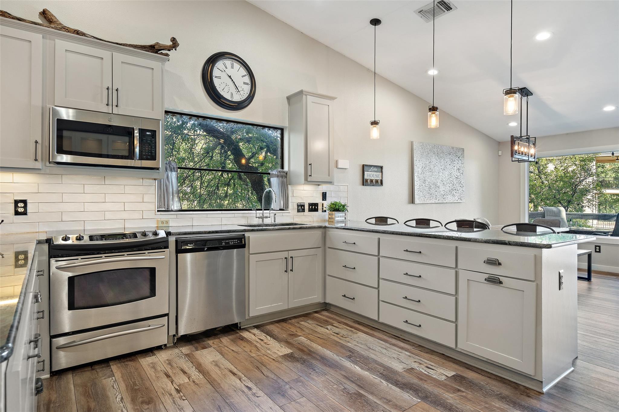 106 Center Cove II Loop, Spicewood, TX 78669