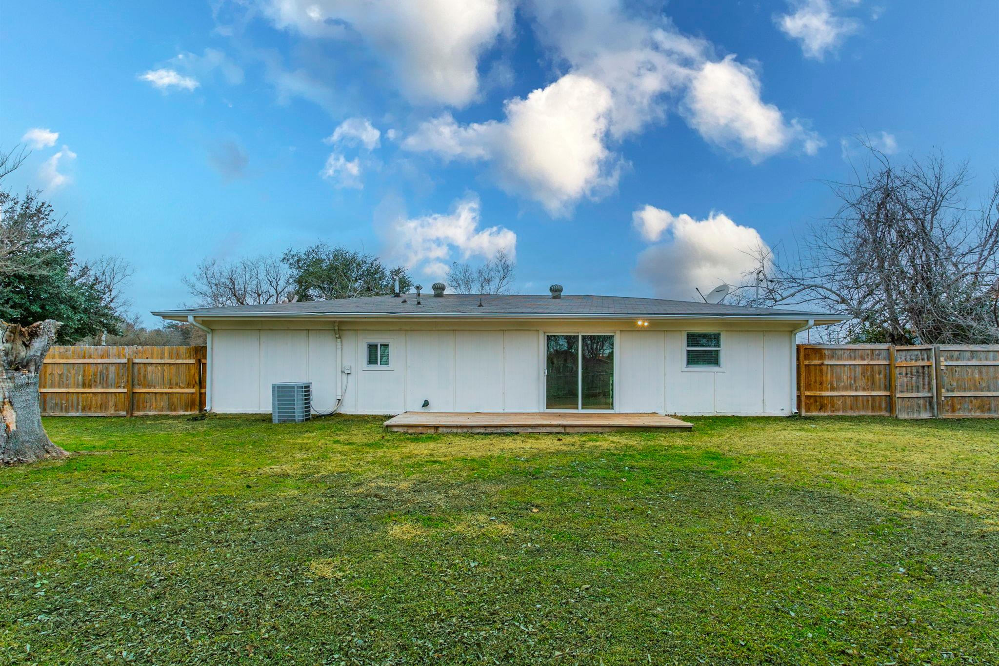 207 N 1st St, Little River Academy, TX 76554