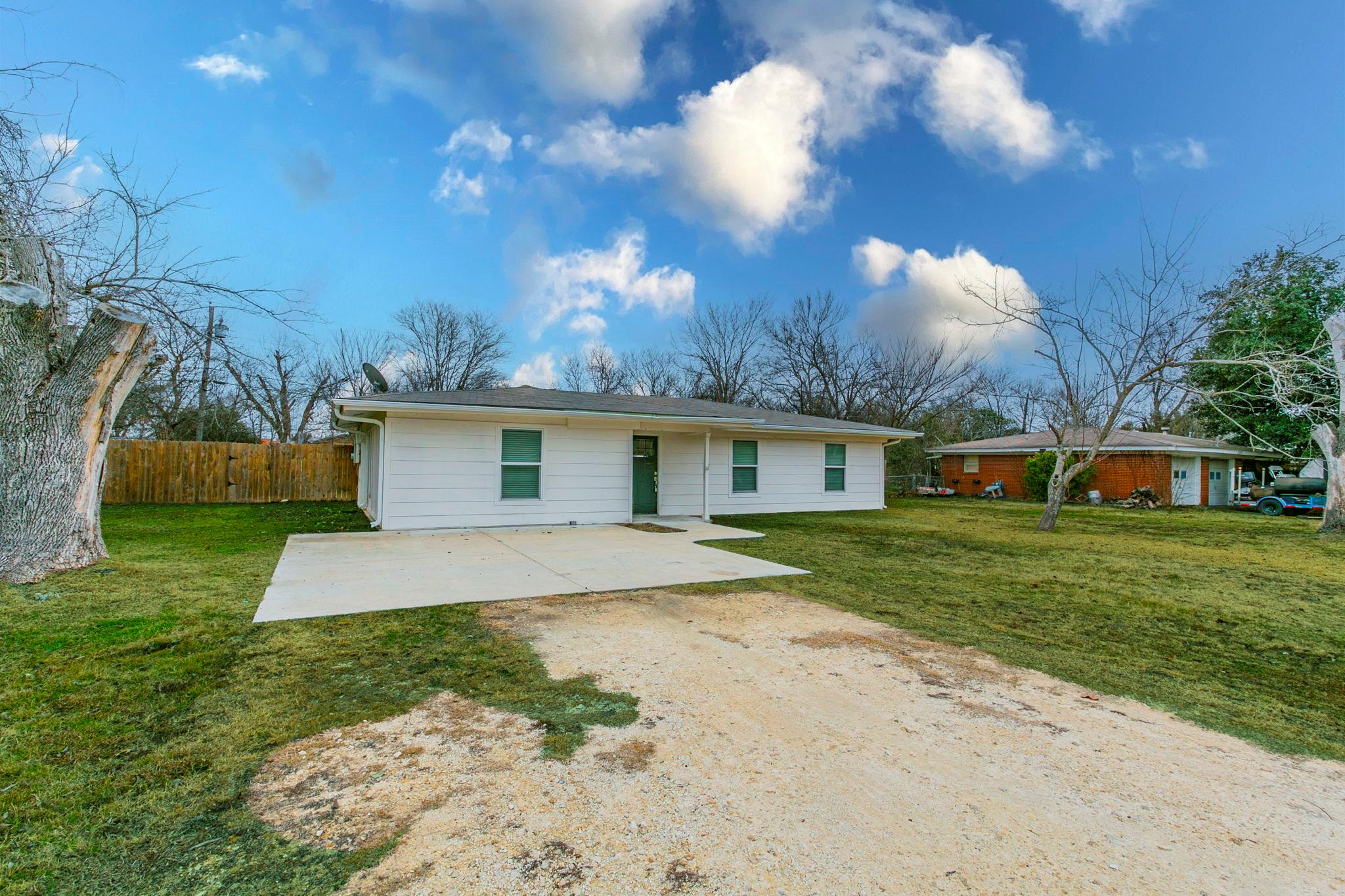 207 N 1st St, Little River Academy, TX 76554