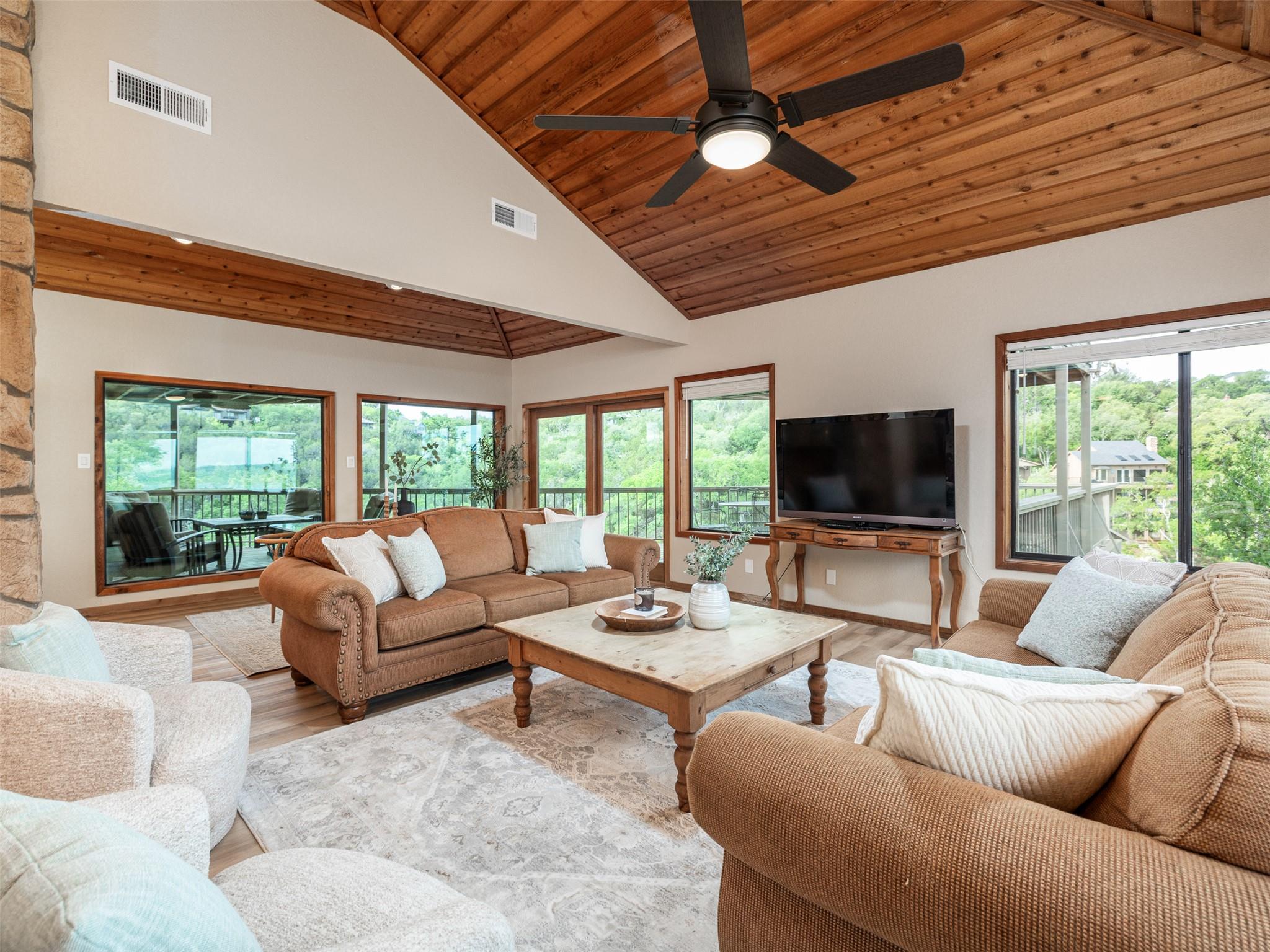 509 Coventry Rd, Spicewood, TX 78669