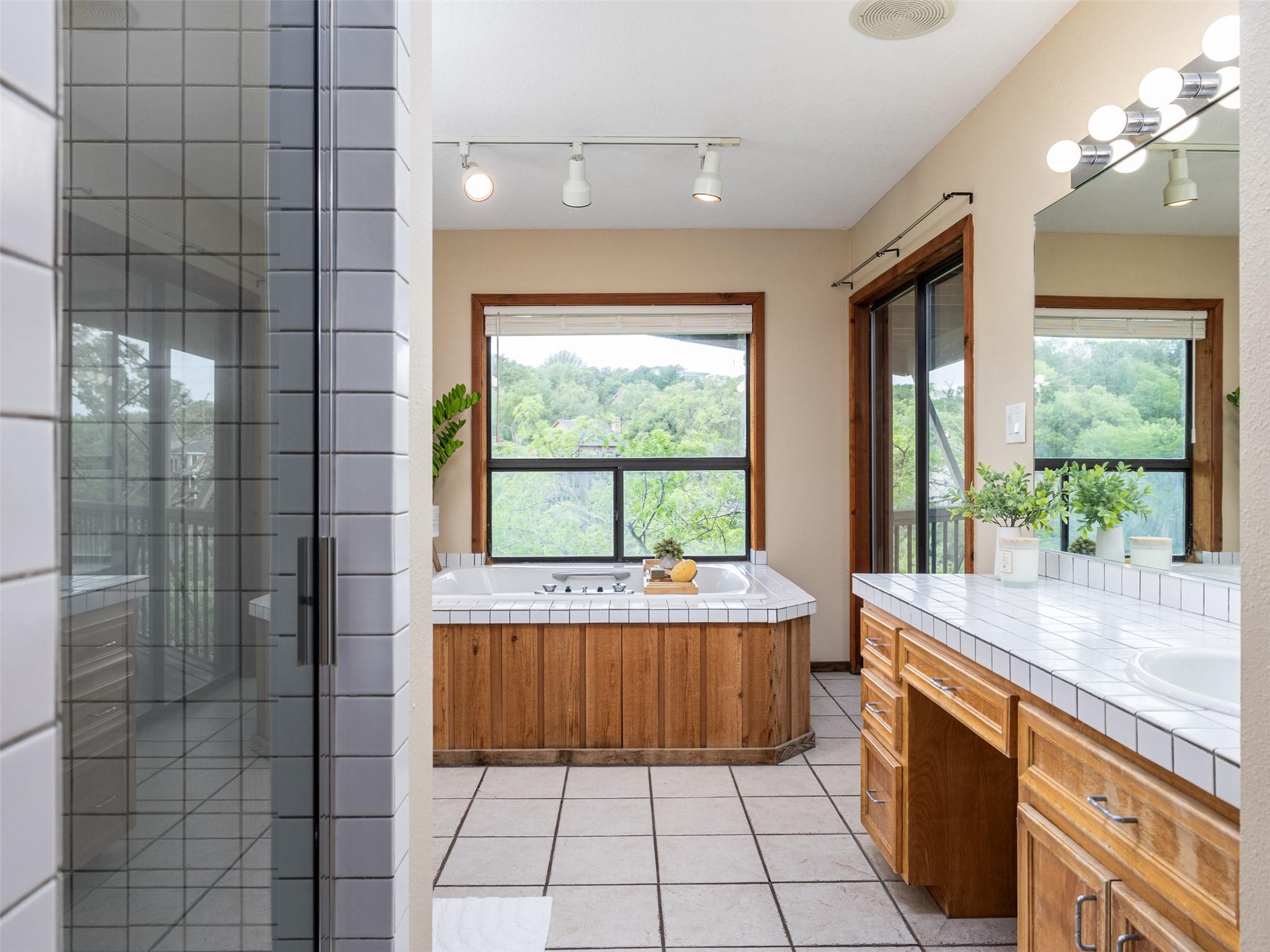 509 Coventry Rd, Spicewood, TX 78669