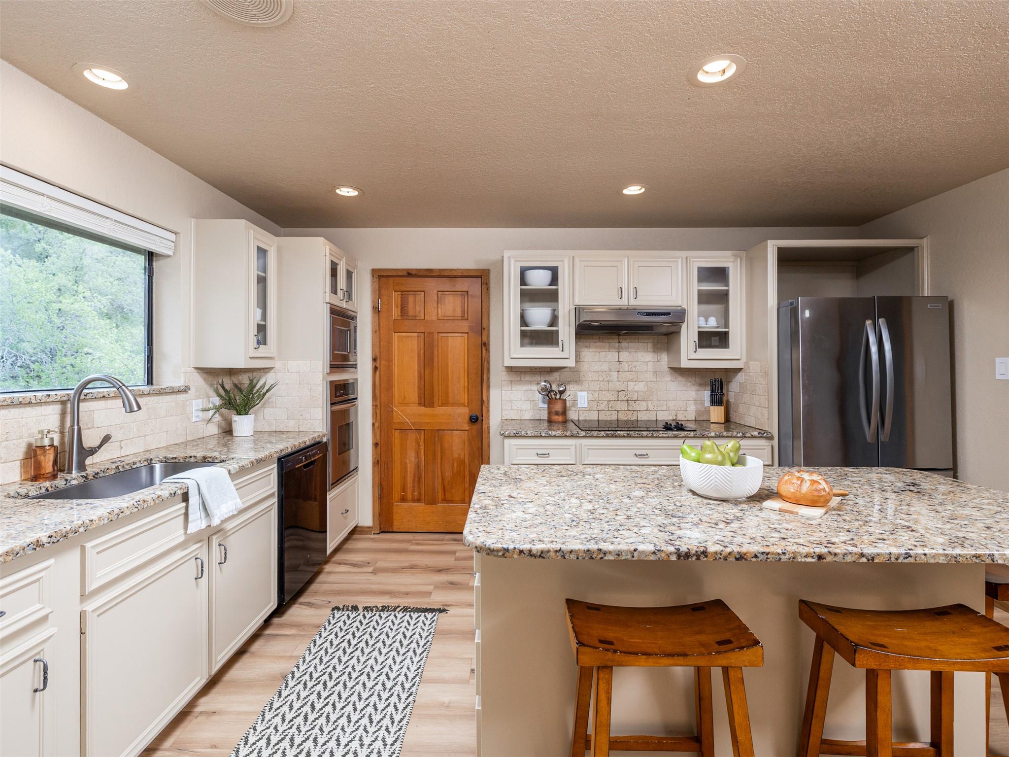 509 Coventry Rd, Spicewood, TX 78669