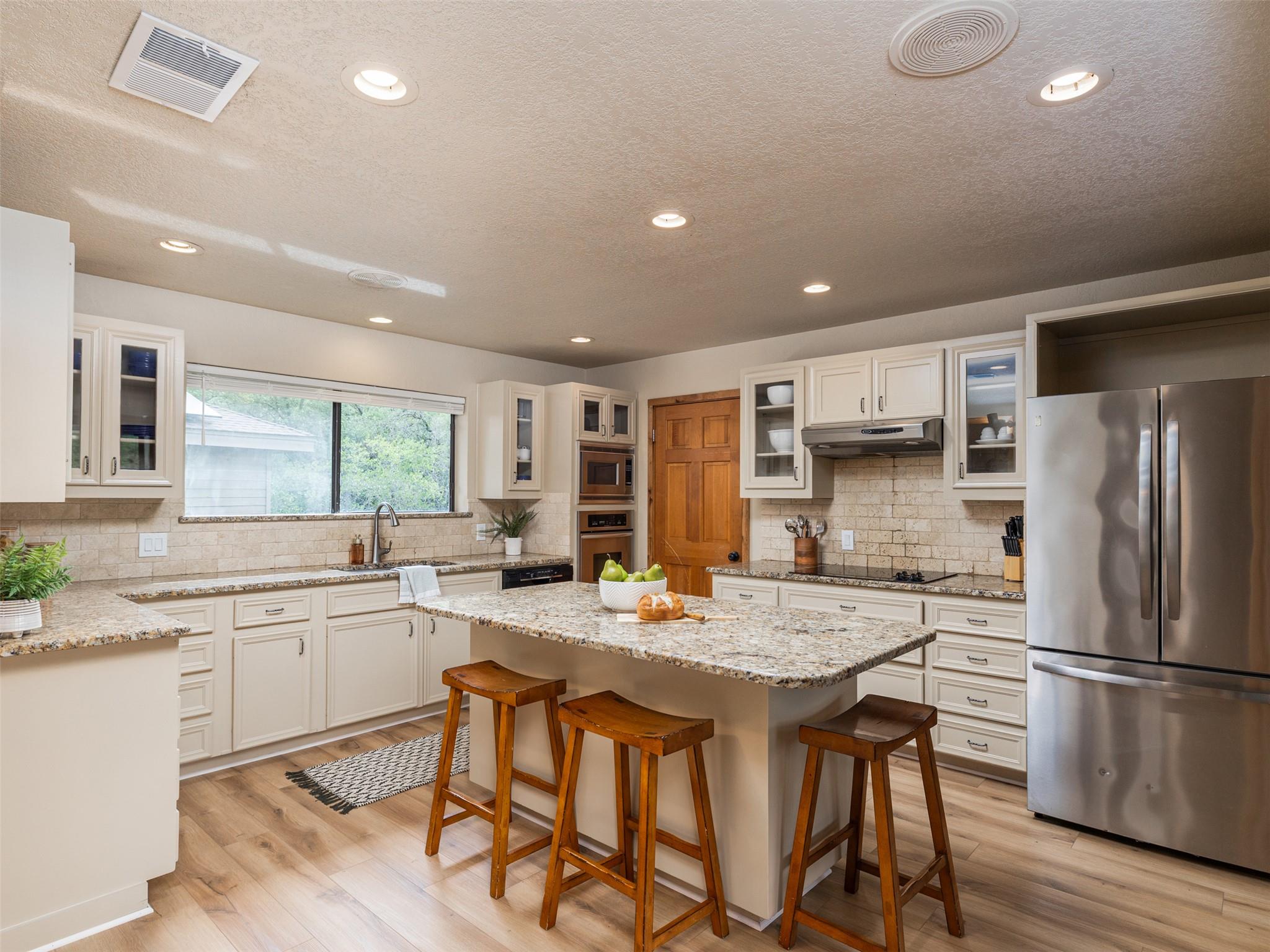 509 Coventry Rd, Spicewood, TX 78669