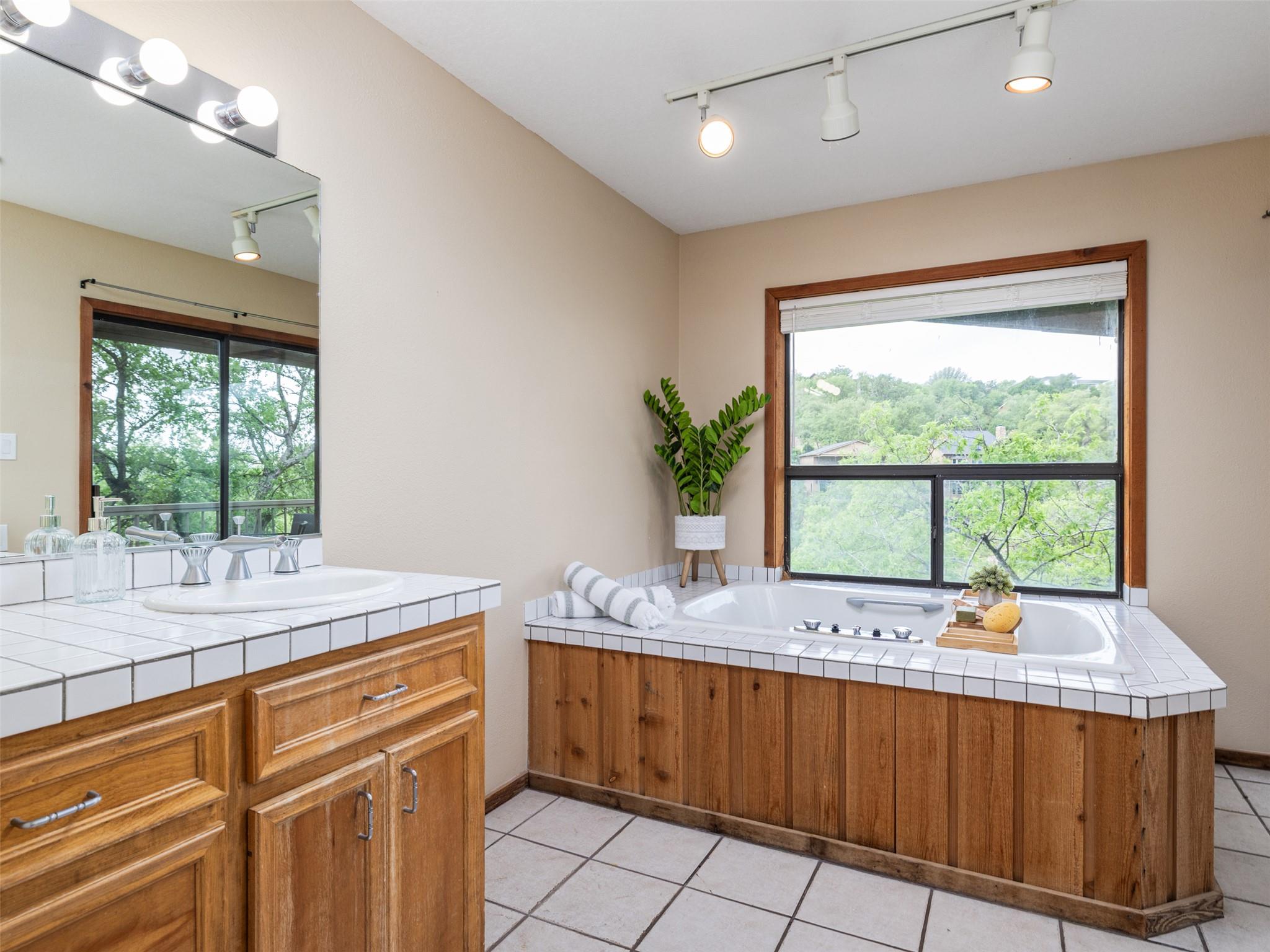 509 Coventry Rd, Spicewood, TX 78669