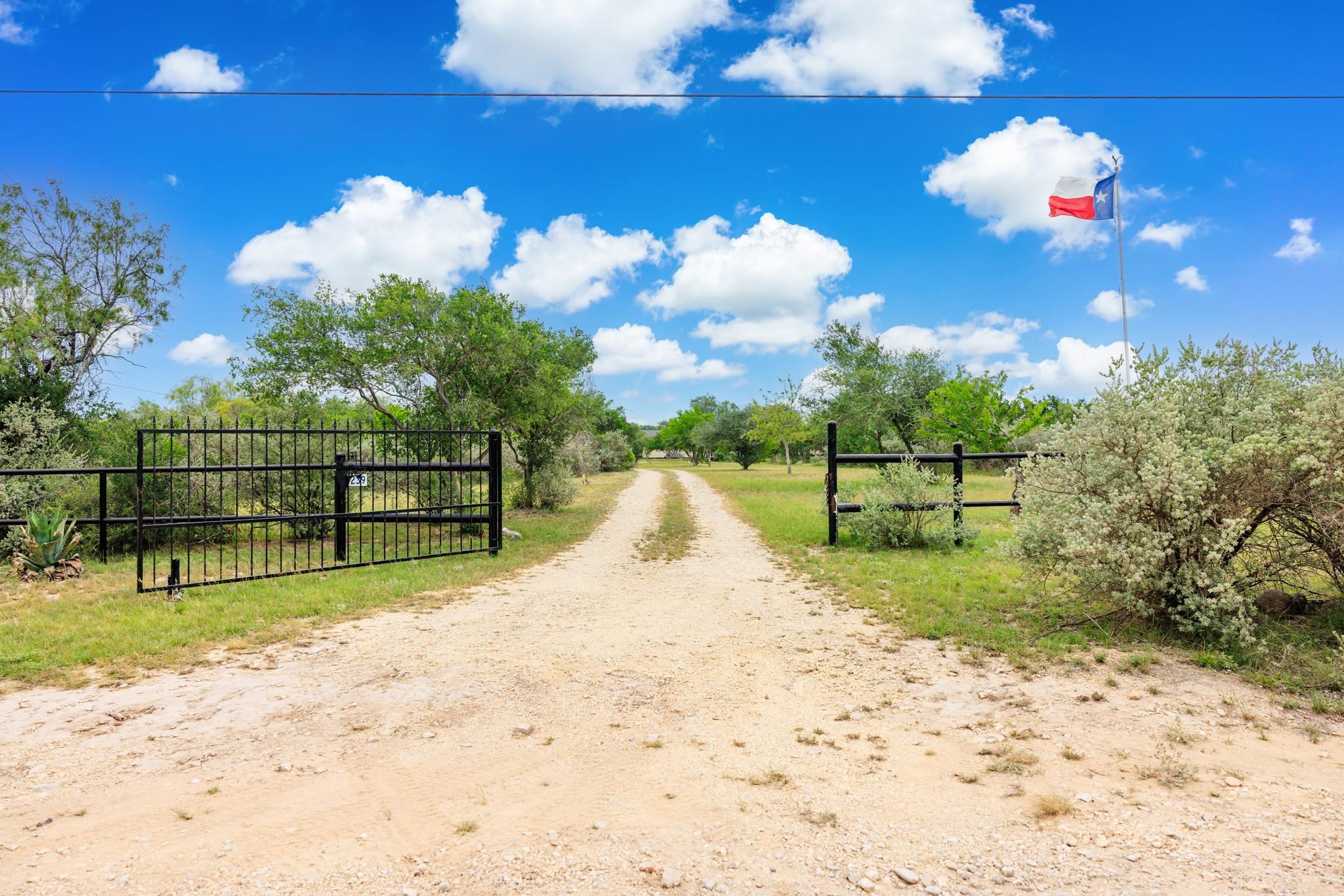 1245A Private Road 2415, Uvalde, TX 78801