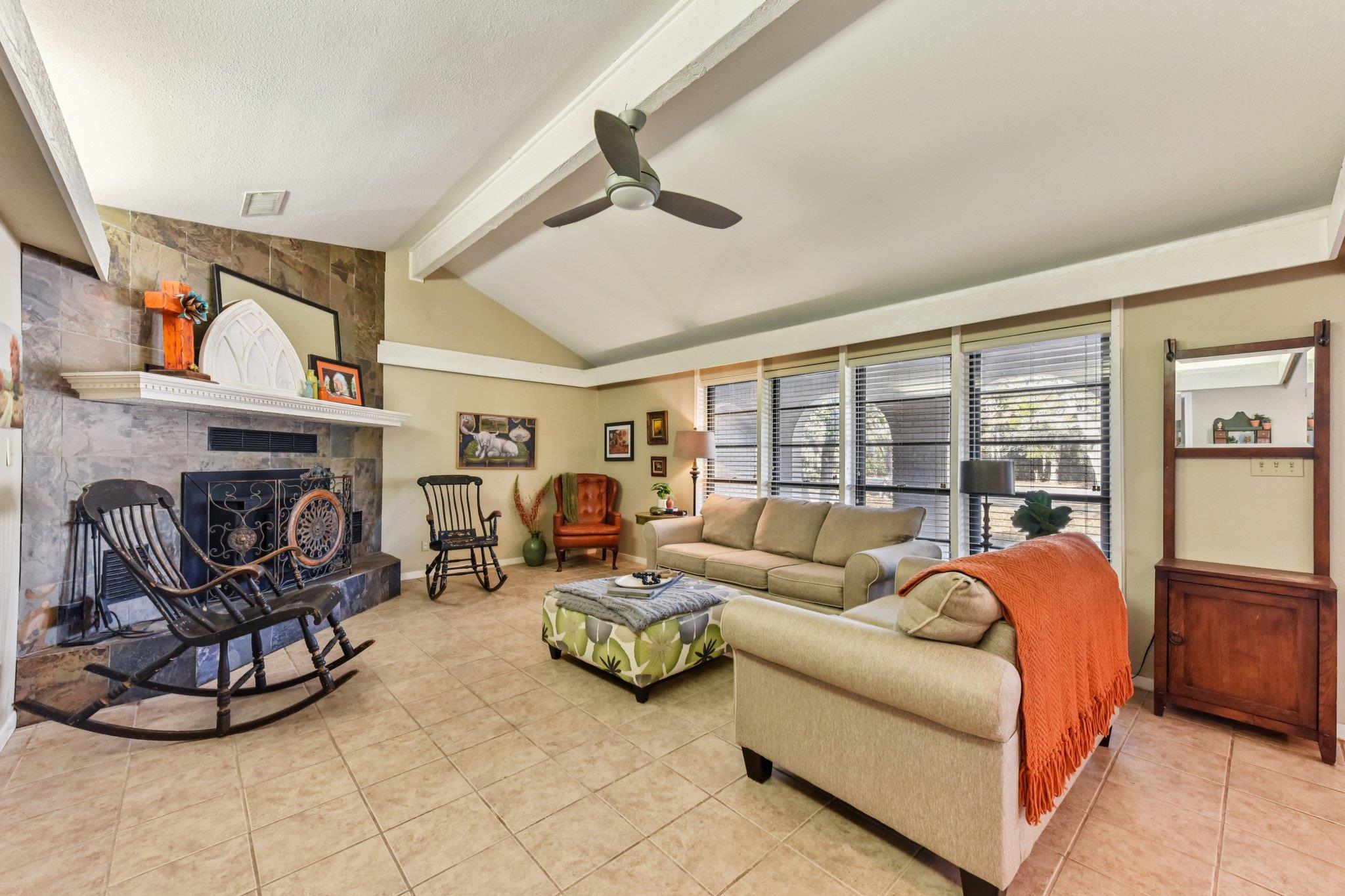 111 Post Oak Dr, Elgin, TX 78621