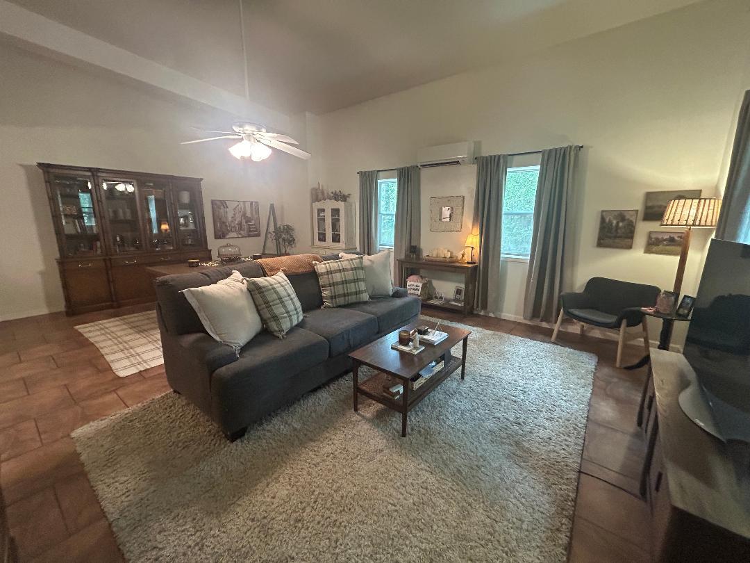 111 Post Oak Dr, Elgin, TX 78621