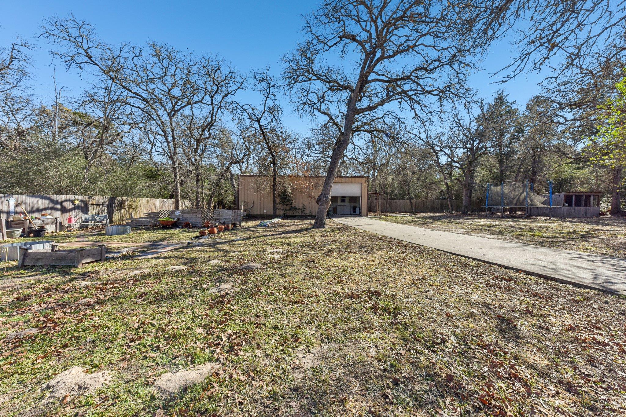 111 Post Oak Dr, Elgin, TX 78621