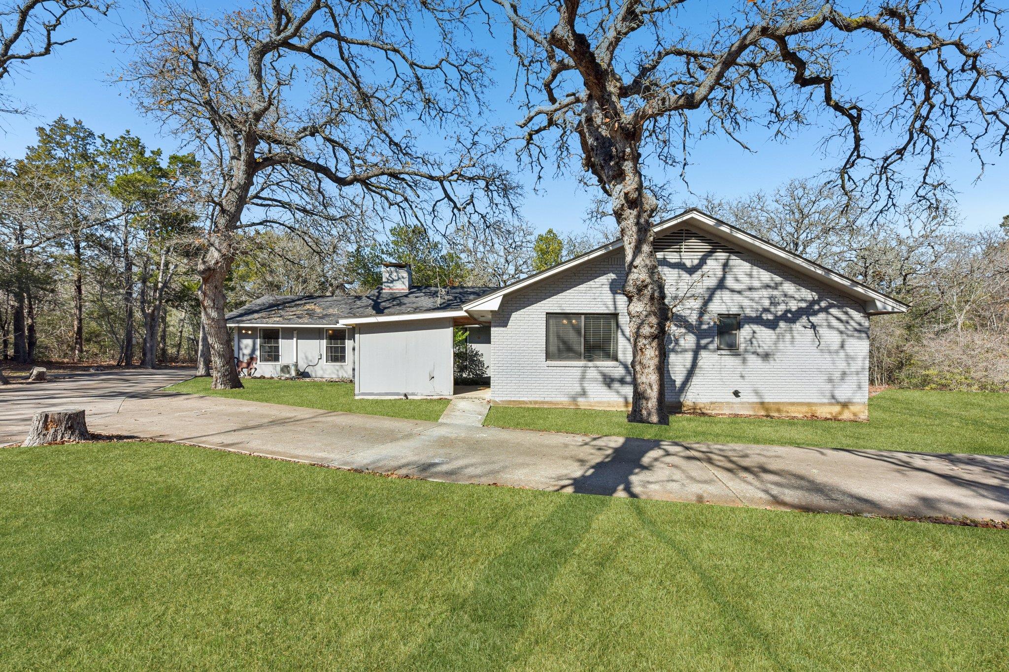 111 Post Oak Dr, Elgin, TX 78621