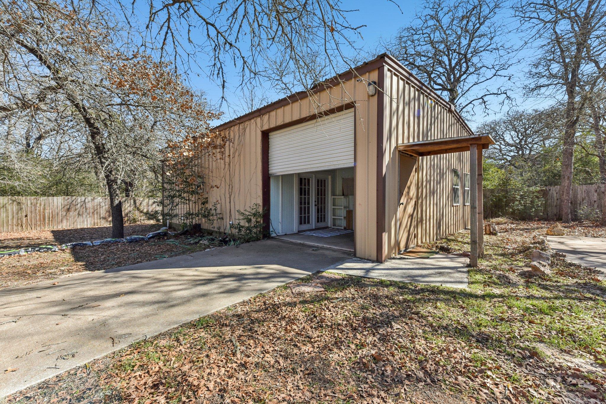 111 Post Oak Dr, Elgin, TX 78621