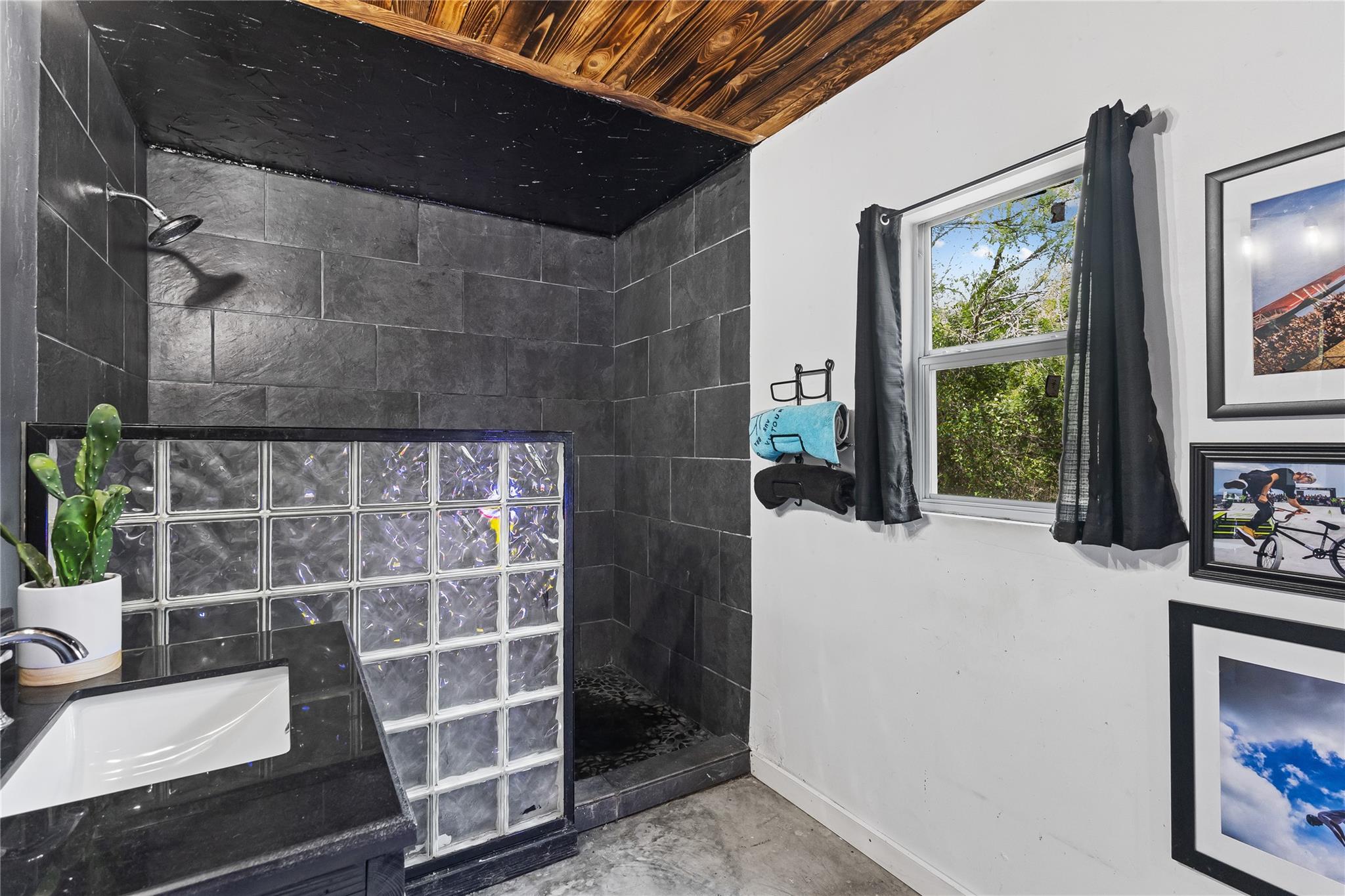 124 Valley Creek Dr, Cedar Creek, TX 78612