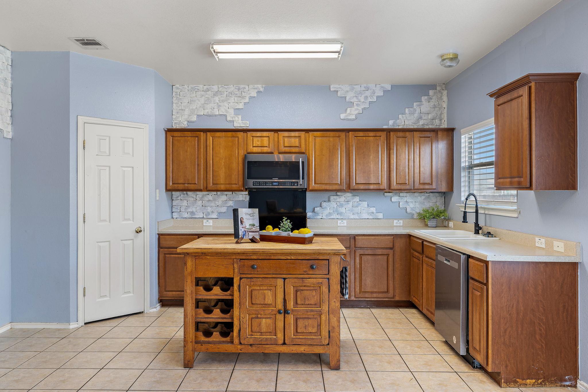 114 Almquist St, Hutto, TX 78634