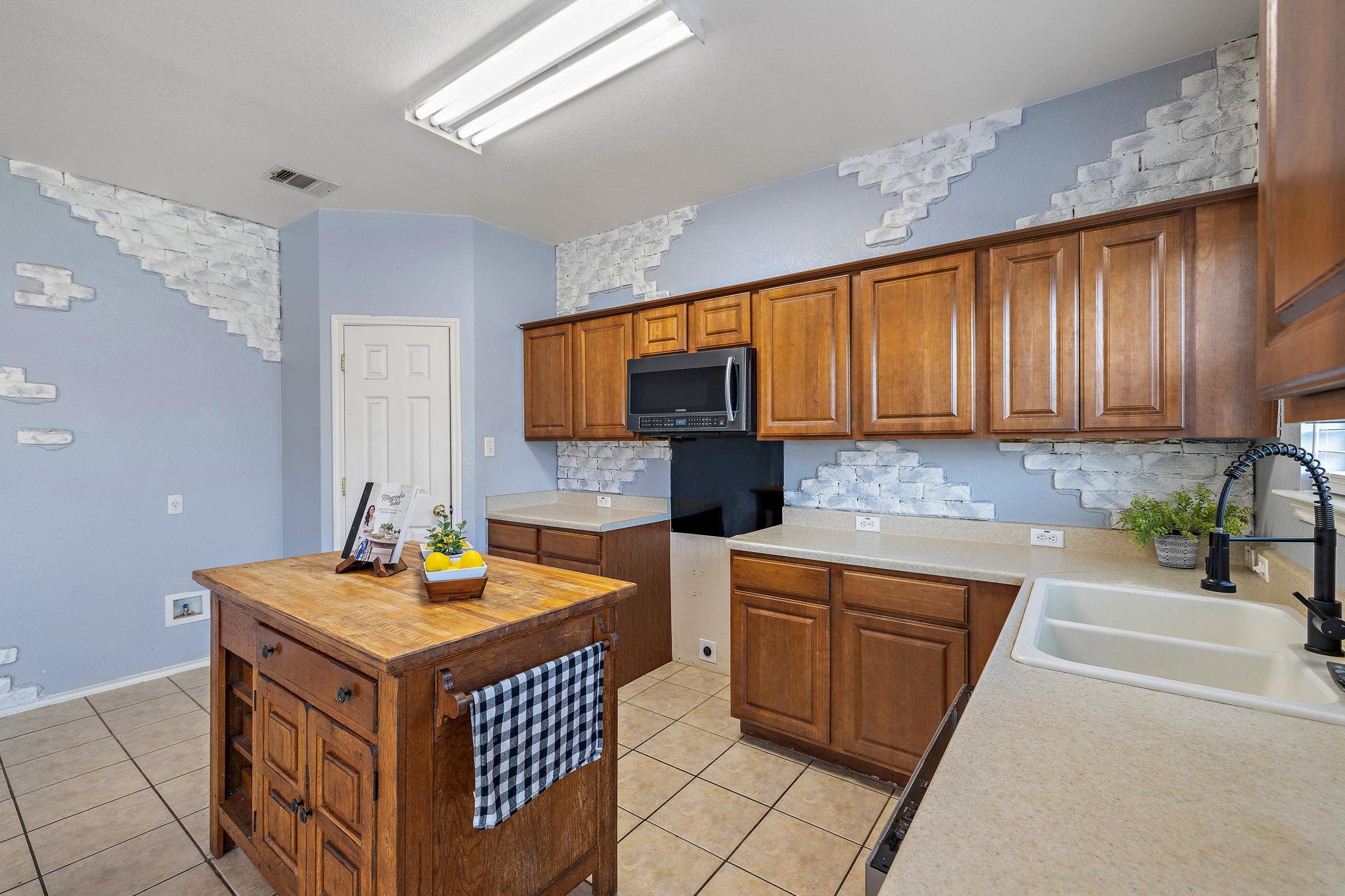 114 Almquist St, Hutto, TX 78634