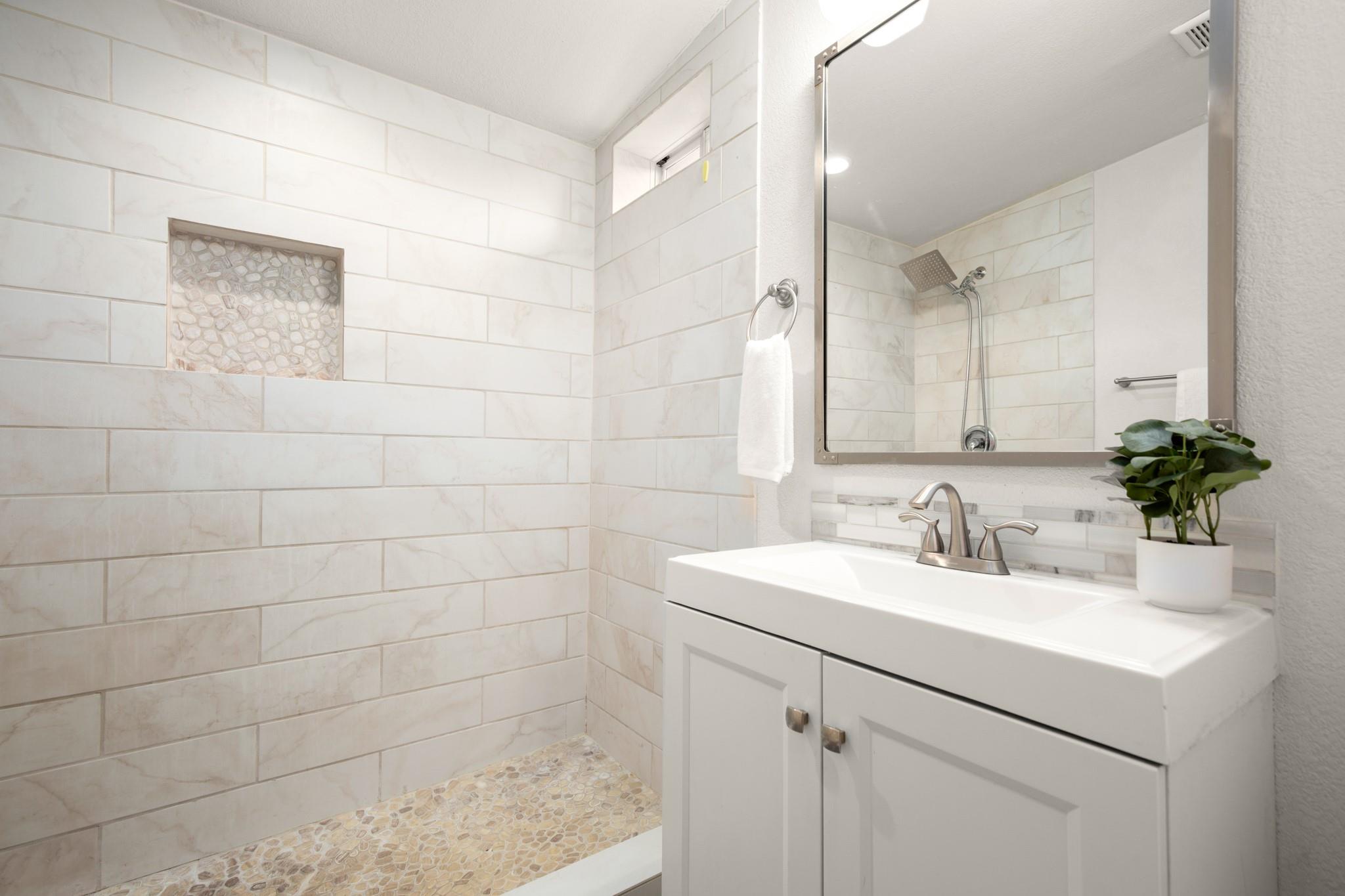 918 W 3rd St, Taylor, TX 76574