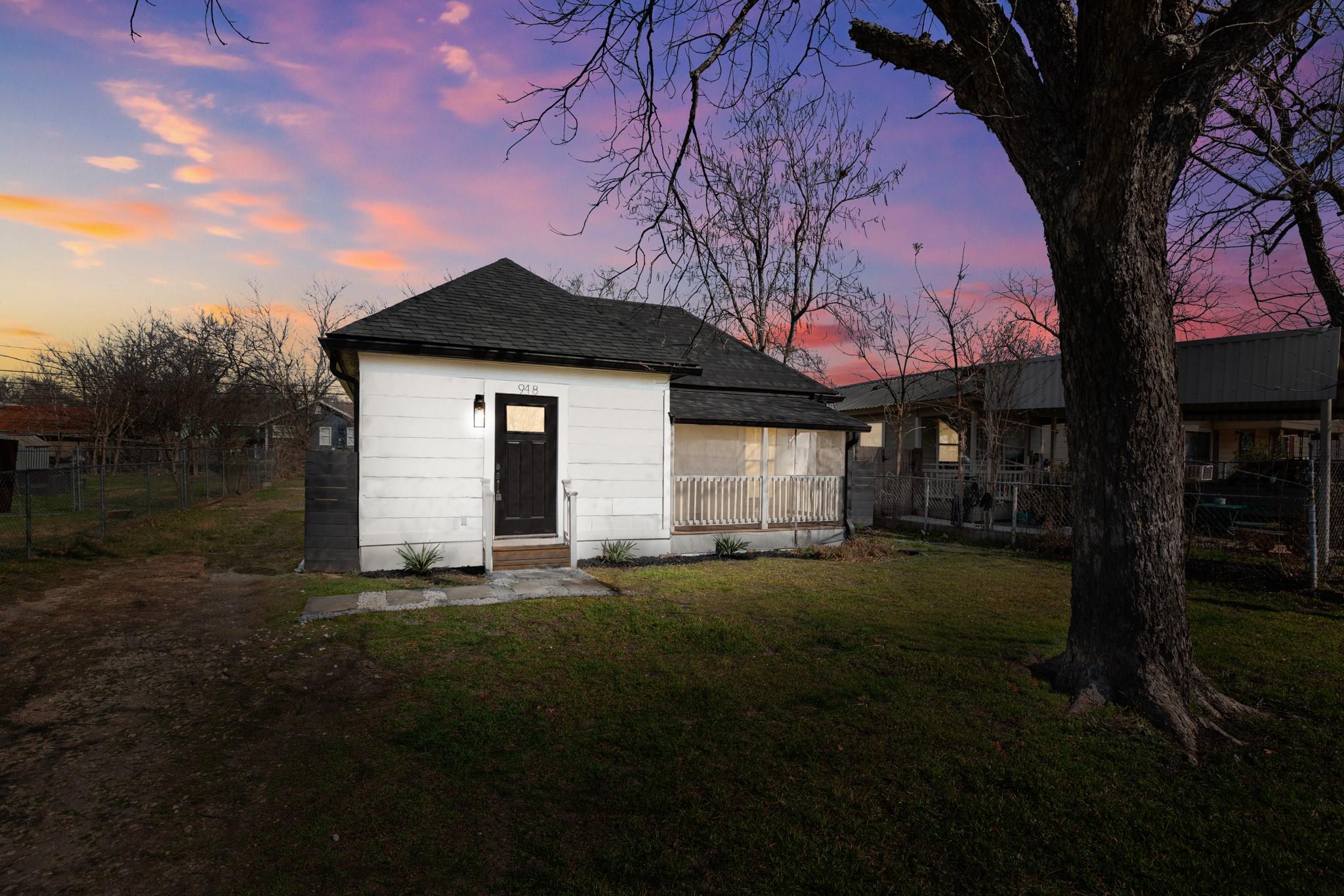 918 W 3rd St, Taylor, TX 76574