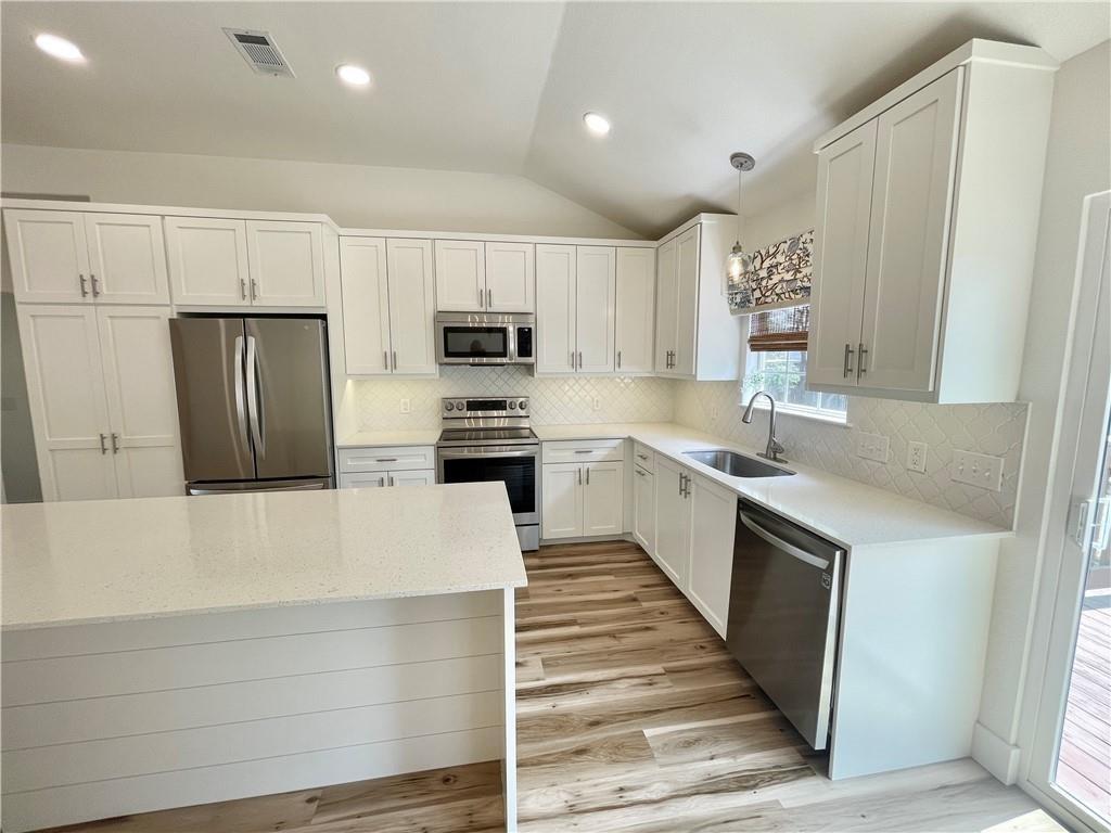 104 Cowal Dr S, Briarcliff, TX 78669