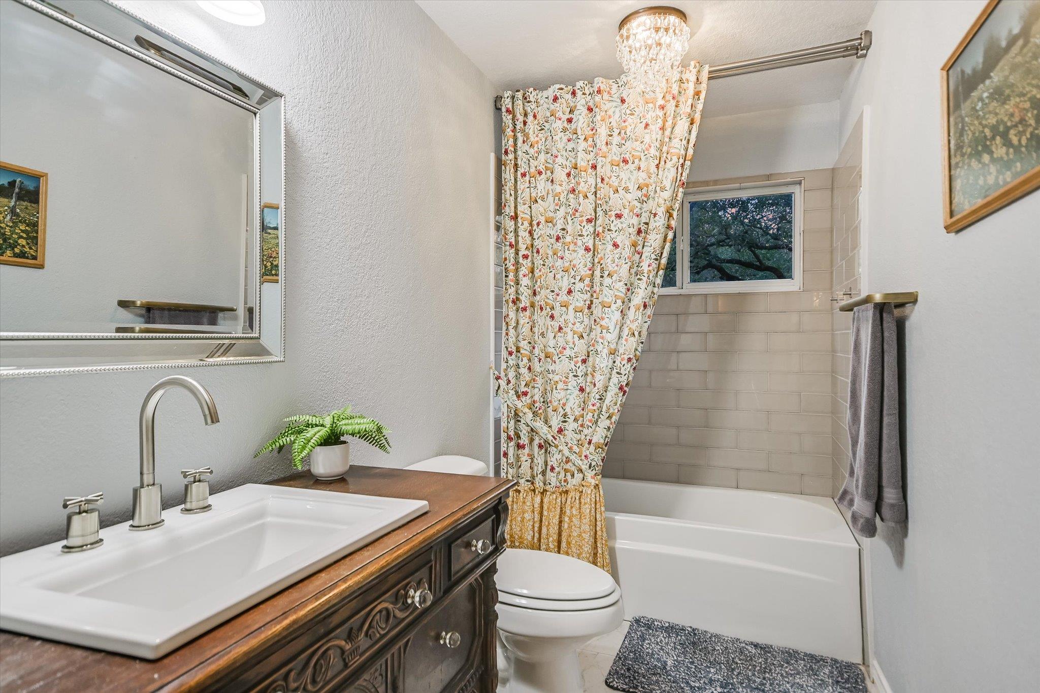 200 WINDMILL OAKS Dr, Wimberley, TX 78676