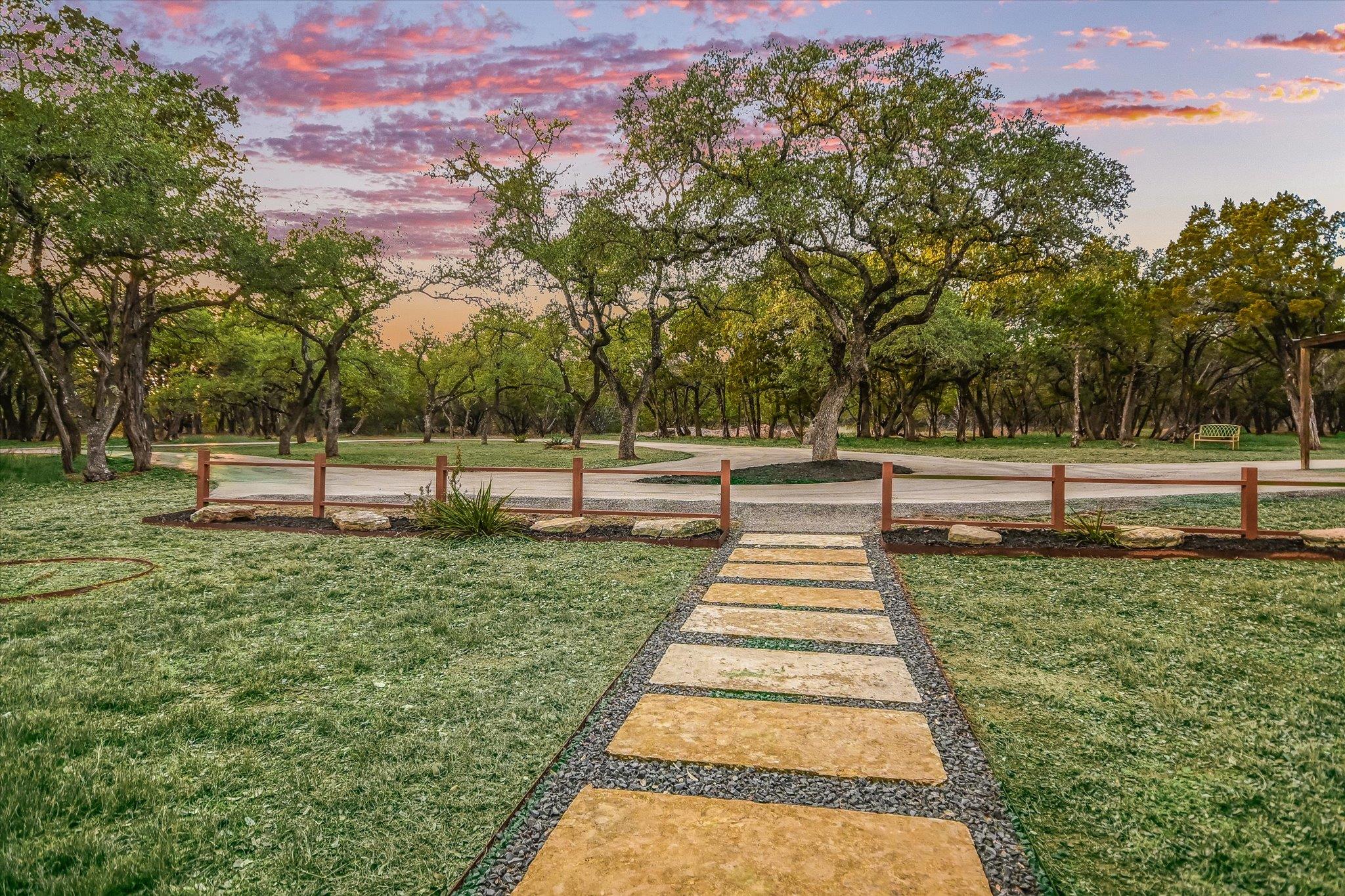 200 WINDMILL OAKS Dr, Wimberley, TX 78676