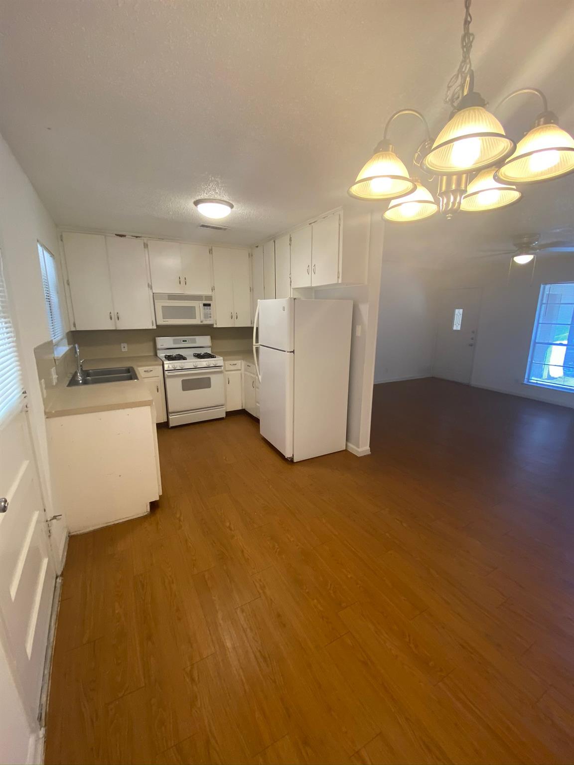 3402 S Oak Dr # B, Austin, TX 78704