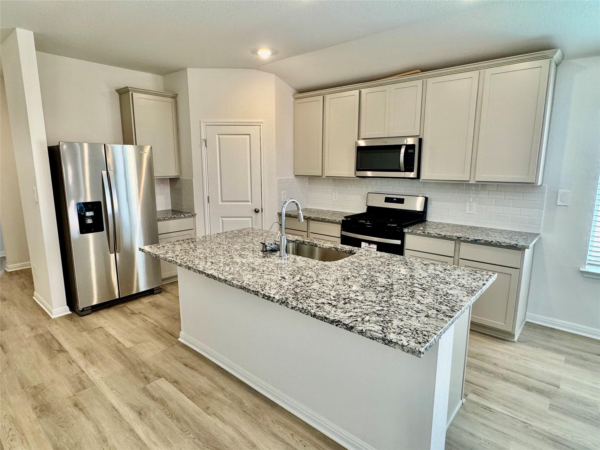 129 Holmby Dr, Hutto, TX 78634