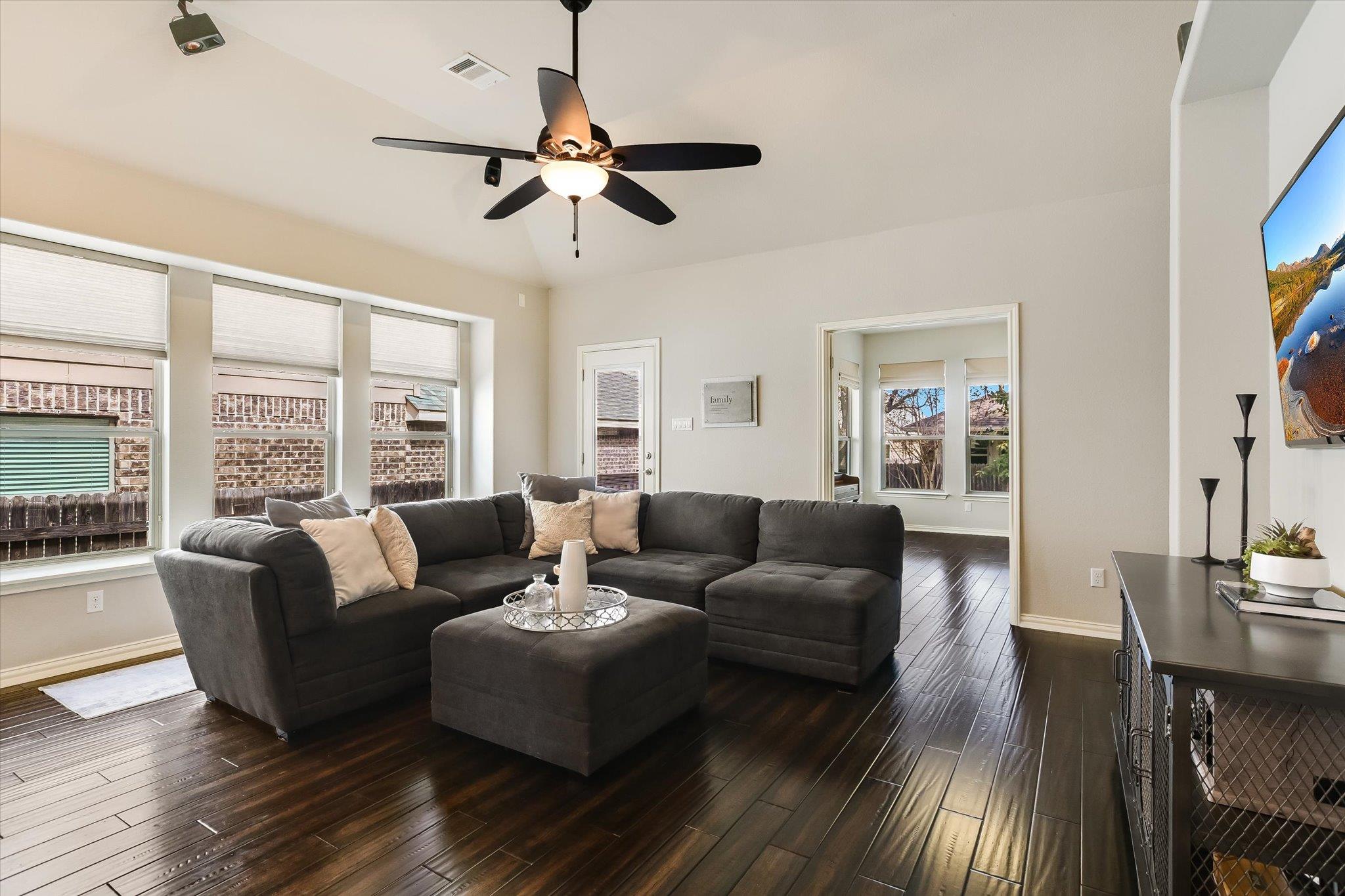 528 Loma Cedro Bnd, Leander, TX 78641