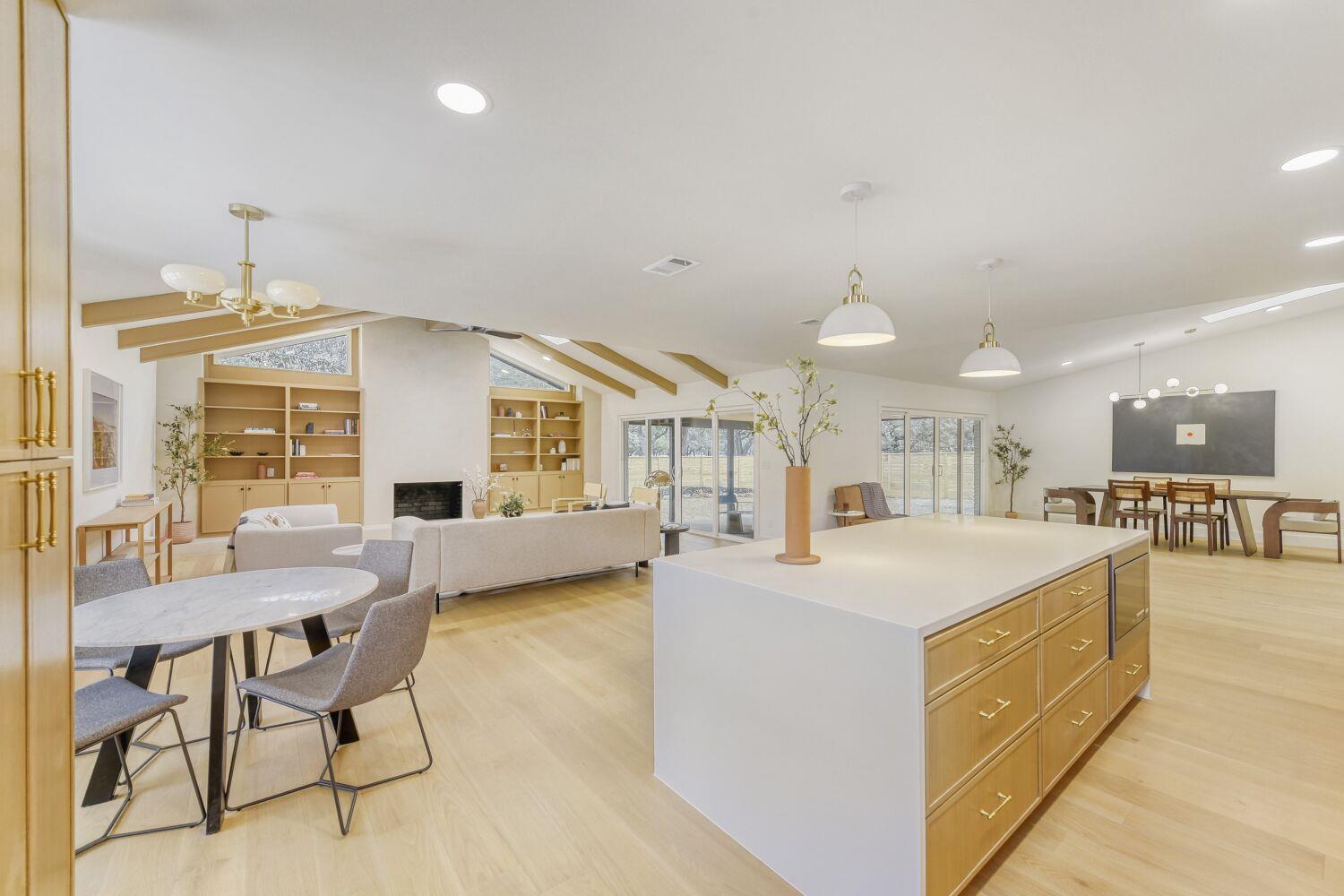 8702 Balcones Club Dr, Austin, TX 78750