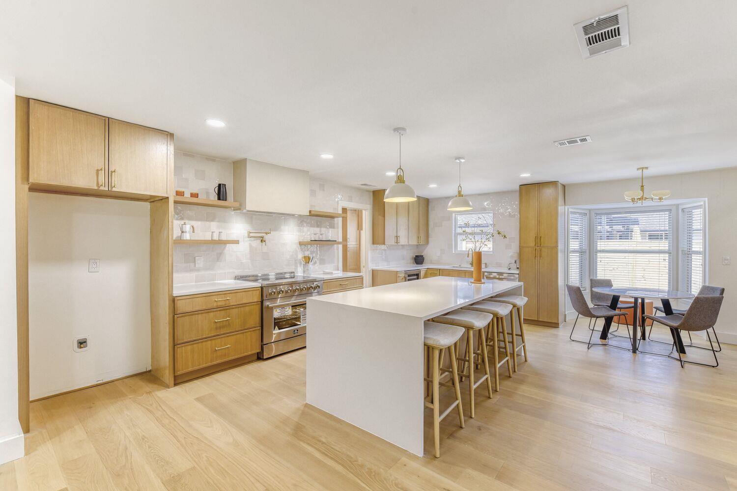 8702 Balcones Club Dr, Austin, TX 78750