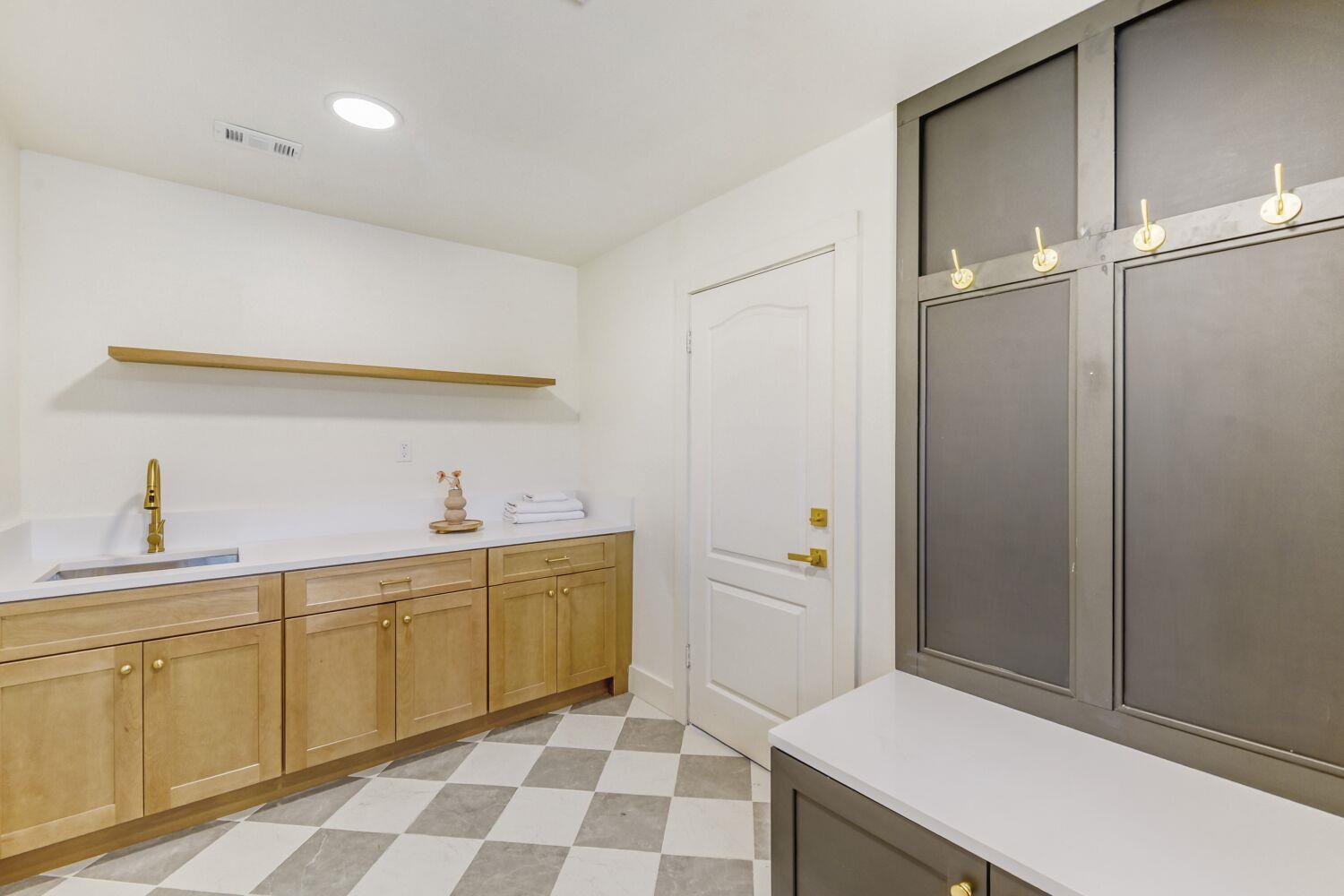 8702 Balcones Club Dr, Austin, TX 78750