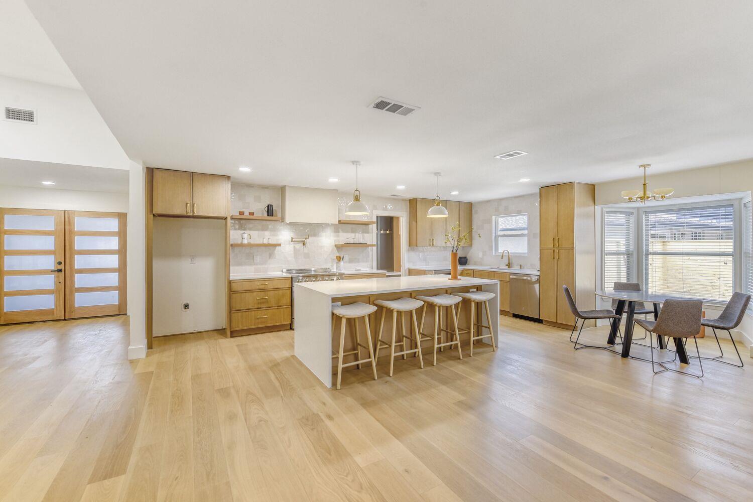 8702 Balcones Club Dr, Austin, TX 78750