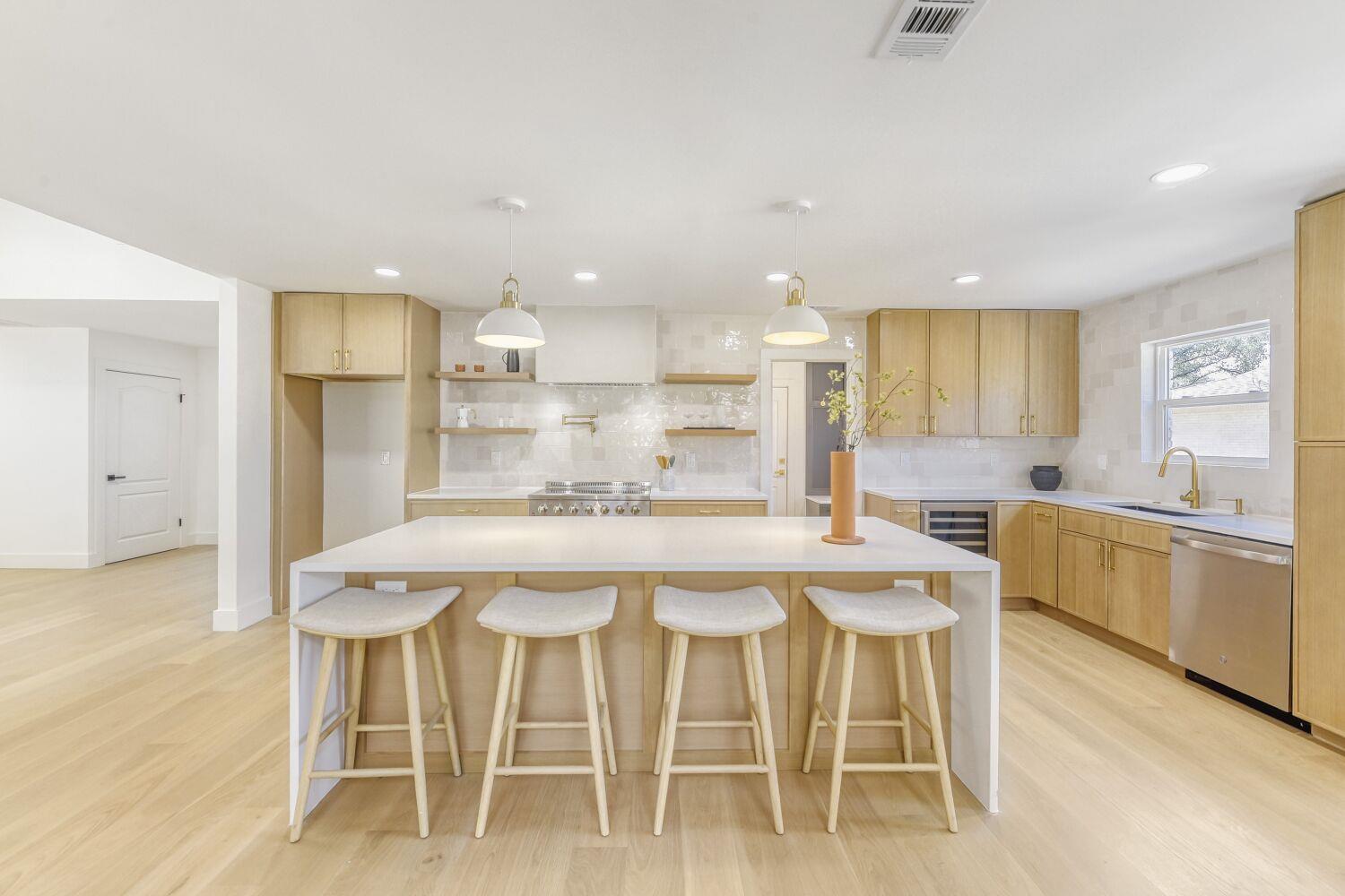 8702 Balcones Club Dr, Austin, TX 78750