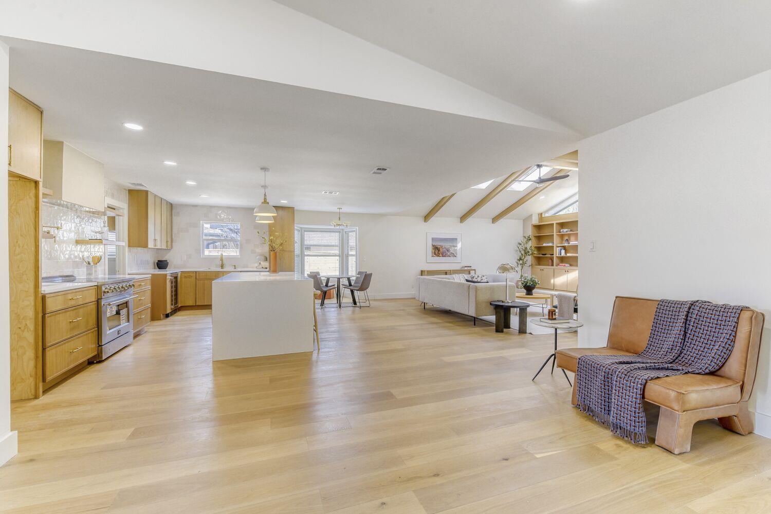 8702 Balcones Club Dr, Austin, TX 78750